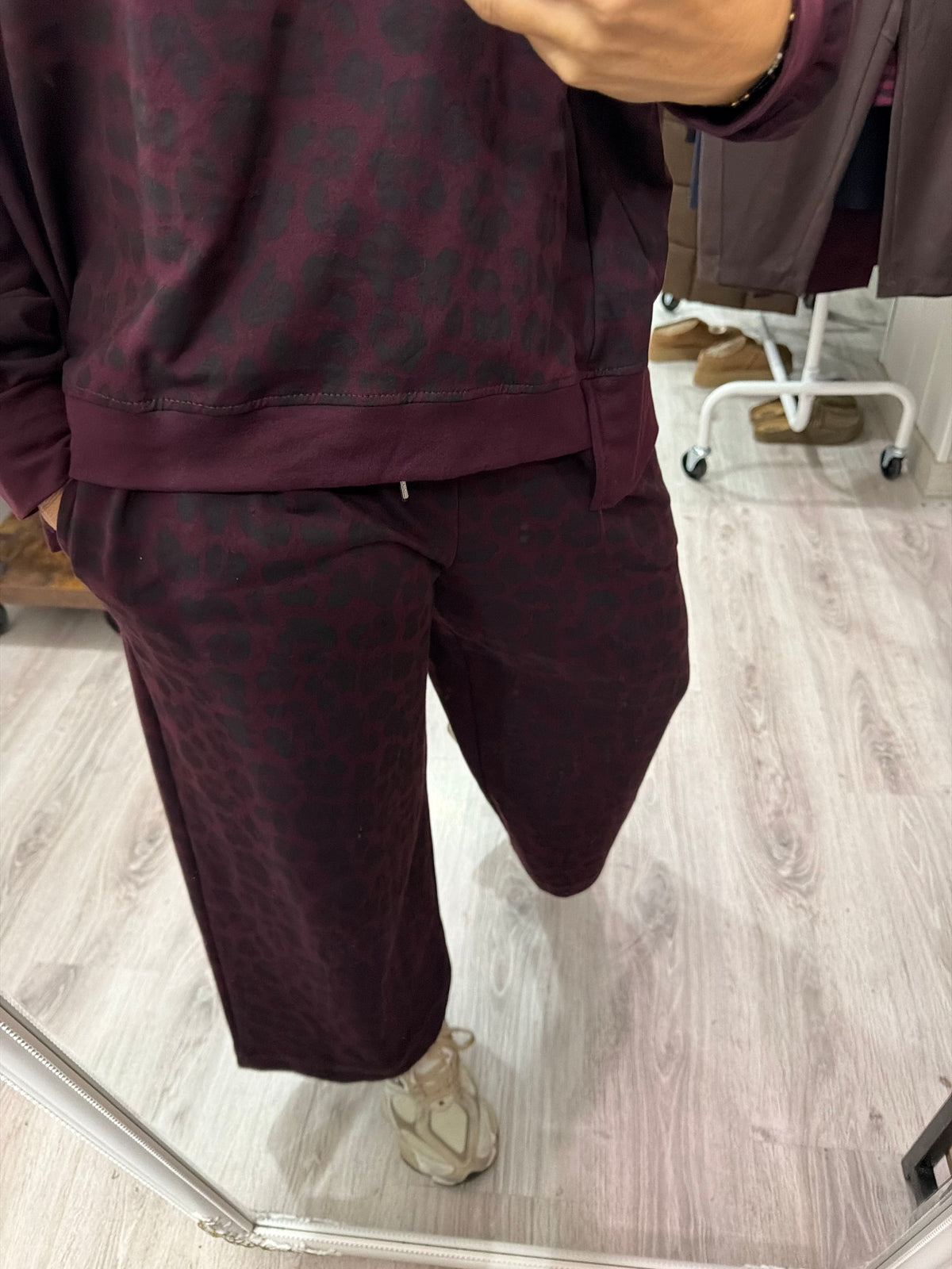 Conjunto Jogger animal print burdeos