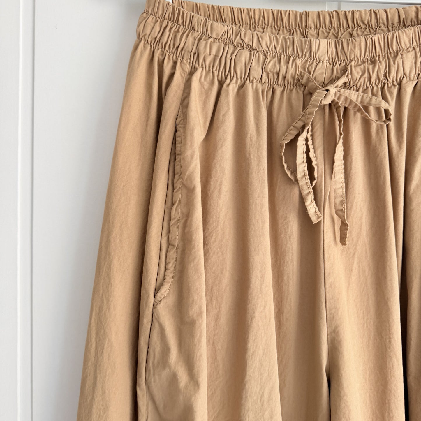 Pantalón Barrel ligero algodón camel