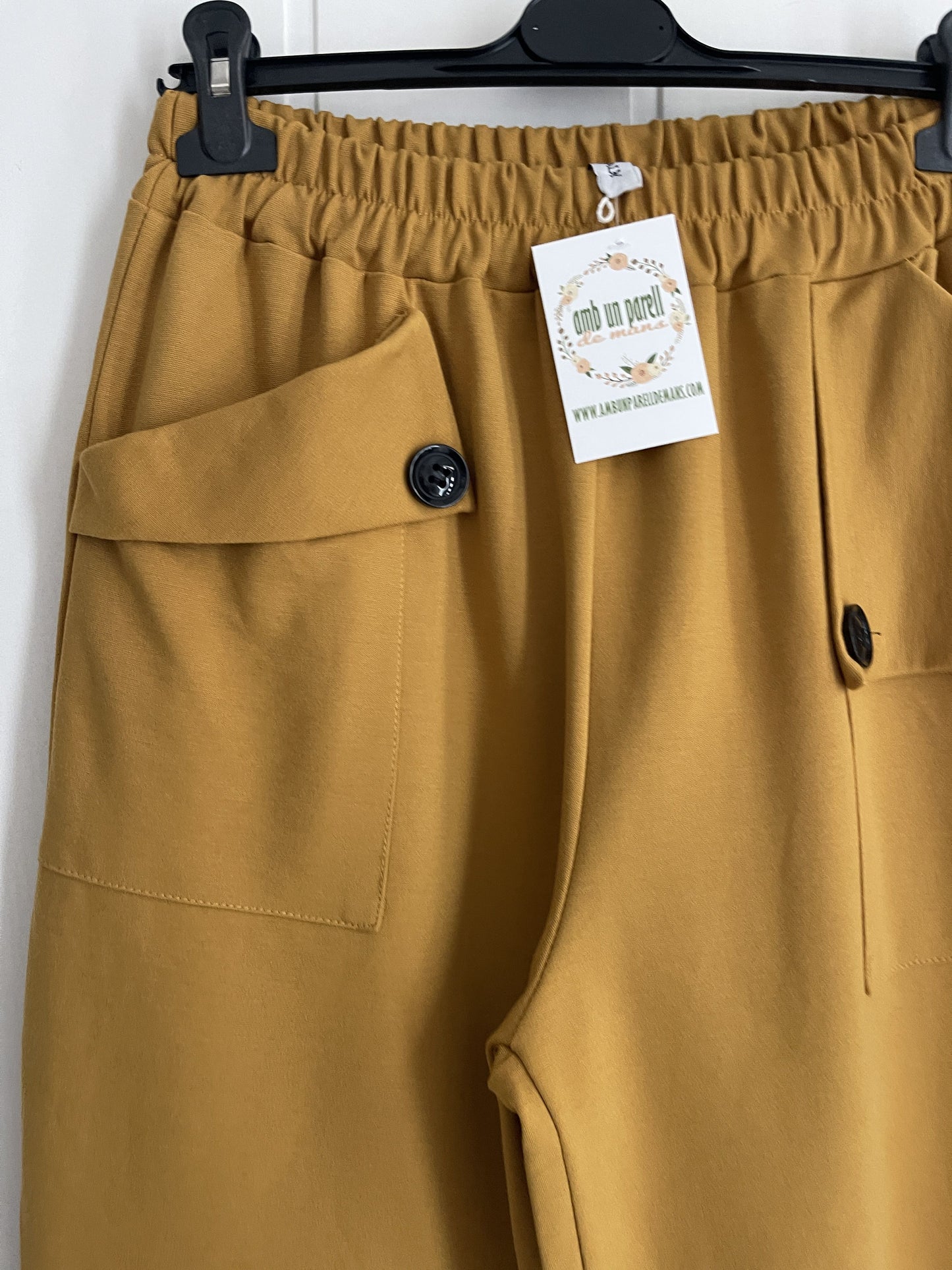 Pantalón Buttons punto roma mostaza