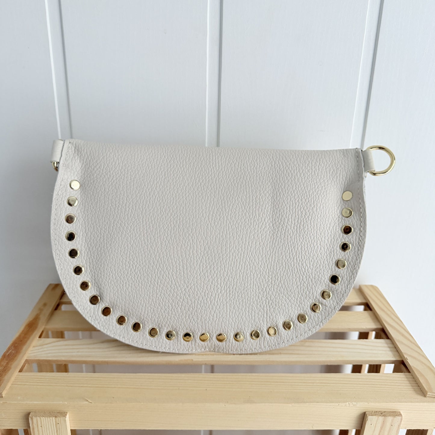 Riñonera piel tachas marfil