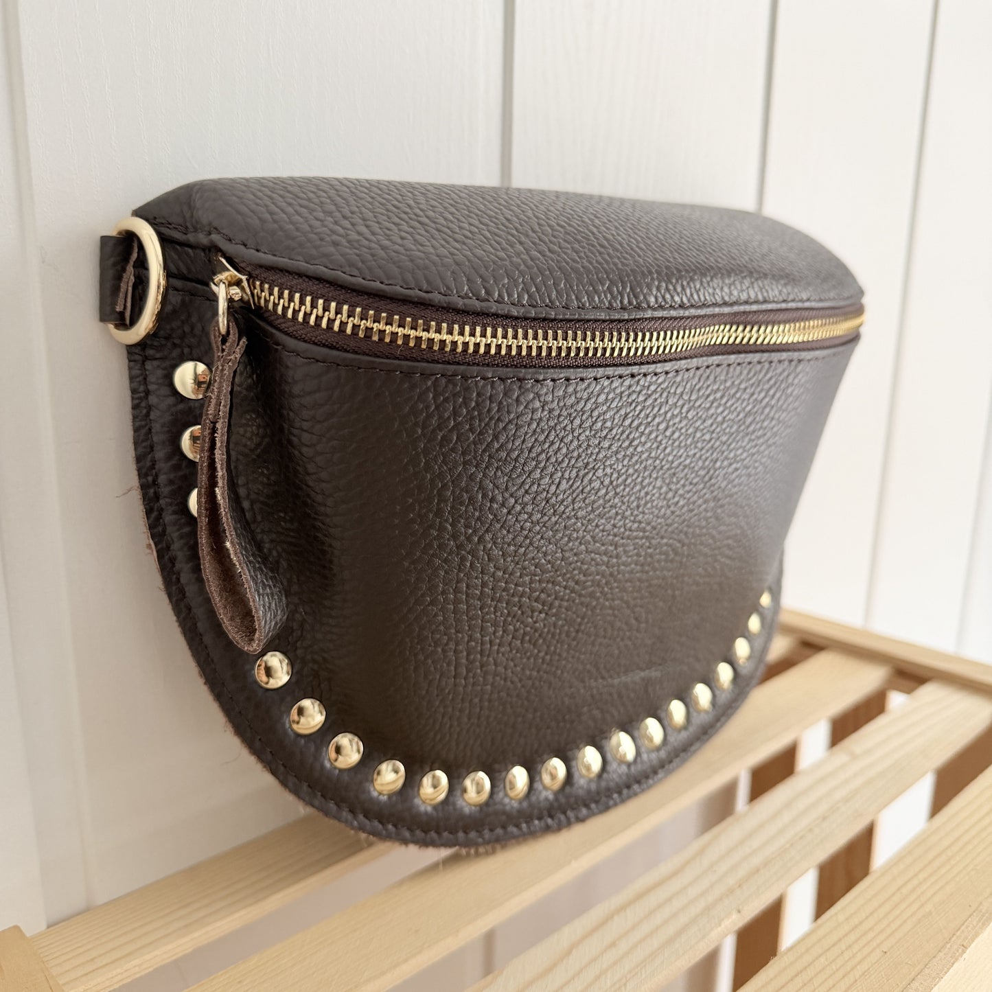 Riñonera piel tachas chocolate