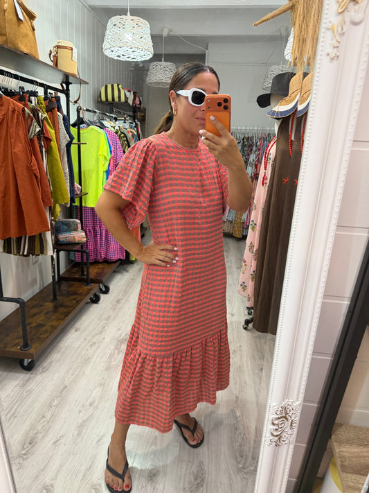 Vestido Vichy fluor volantes coral y taupe