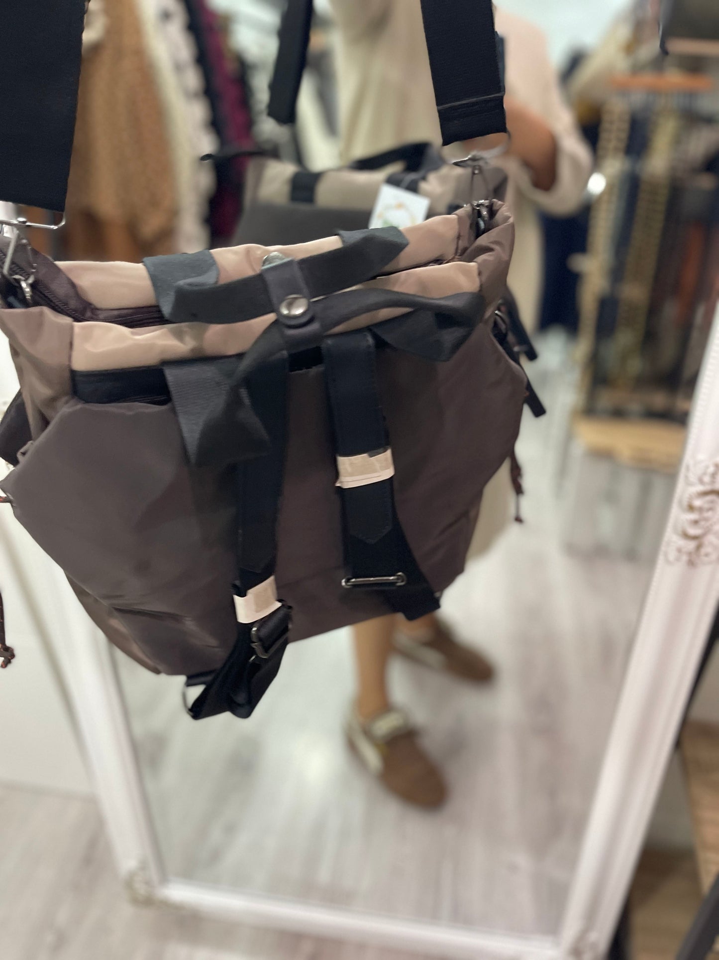 Bolso 3 en 1 chocolate : de mano-mochila-bandolera