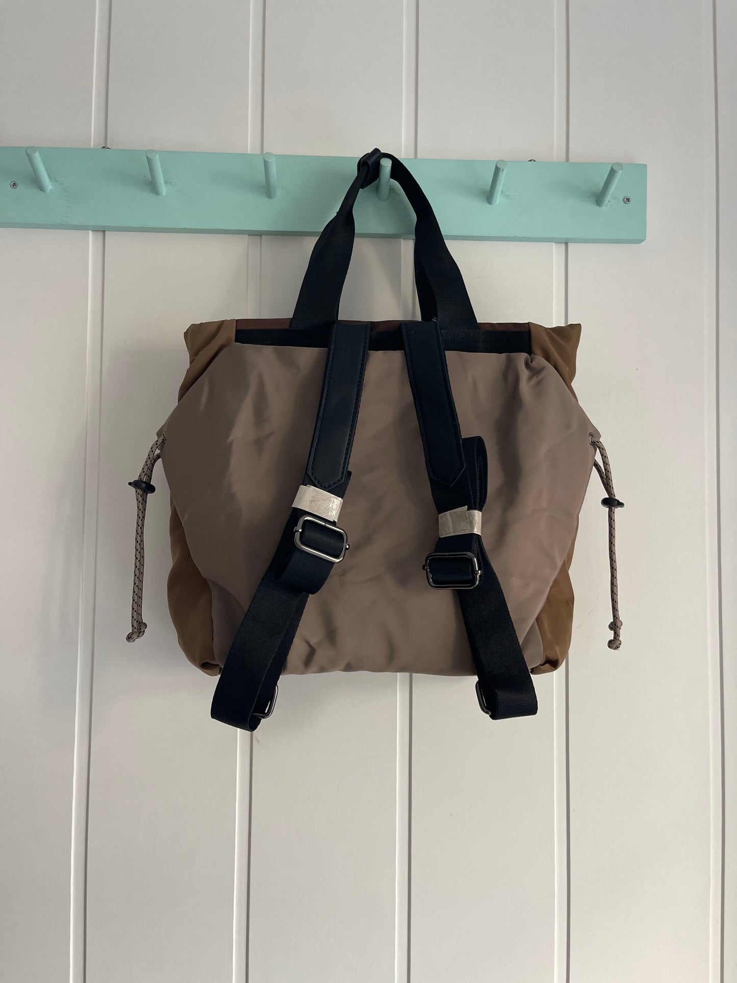 Bolso 3 en 1 café : de mano-mochila-bandolera