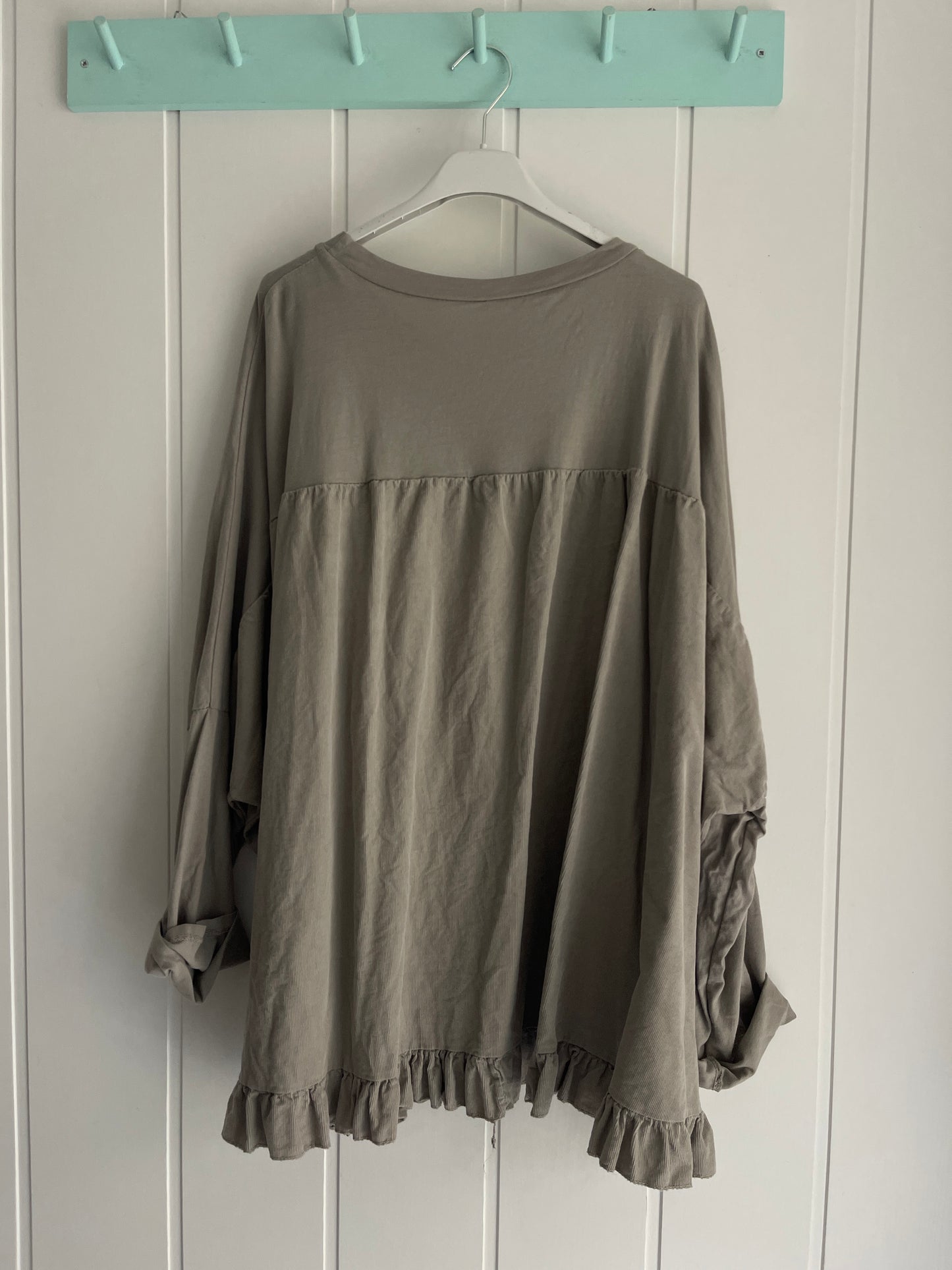 Camiseta Aichi oversize taupe