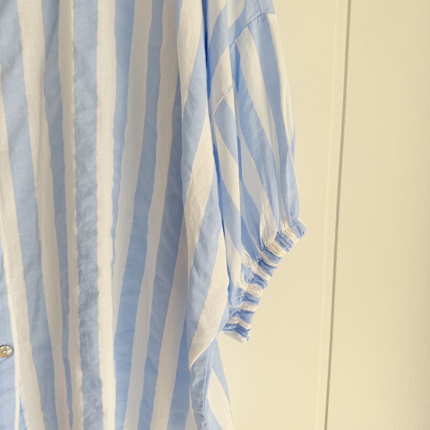 Blusa Marisa rayas cielo y blanco