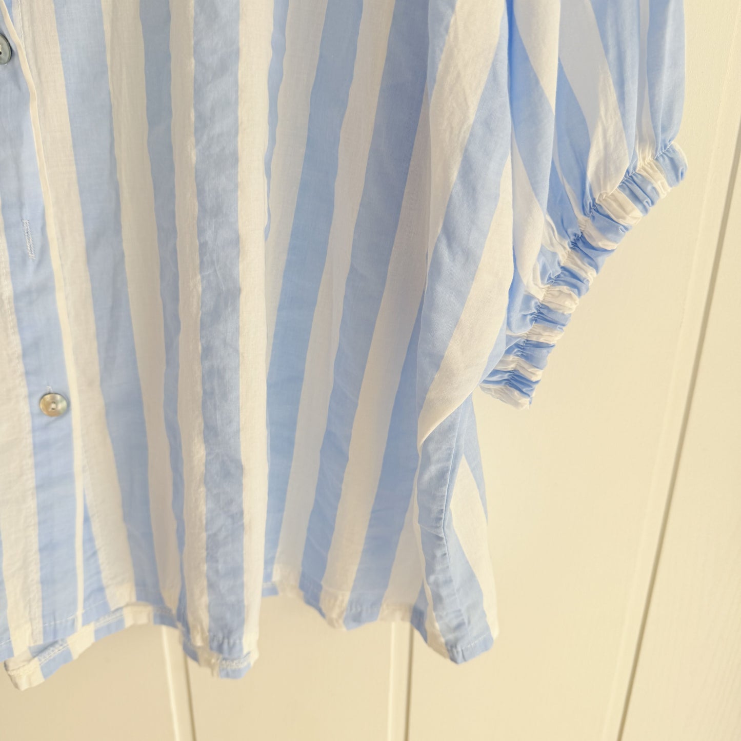 Blusa Marisa rayas cielo y blanco