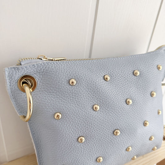 Bolso Piel Bandolera Tachitas azul cielo