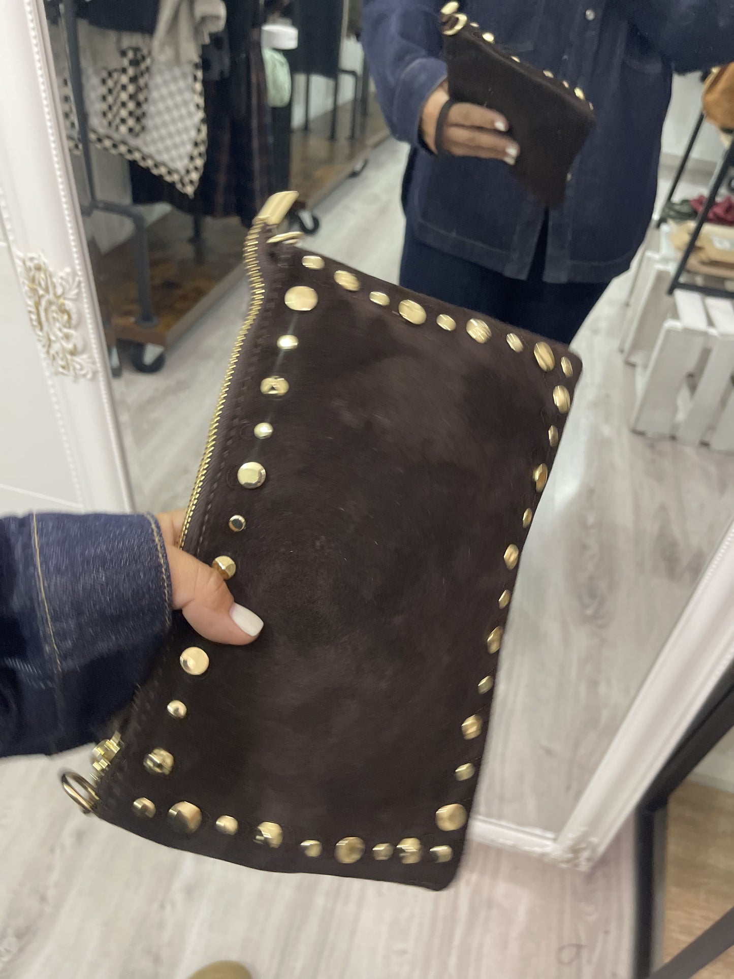 Bolso de mano y bandolera Tachas piel chocolate