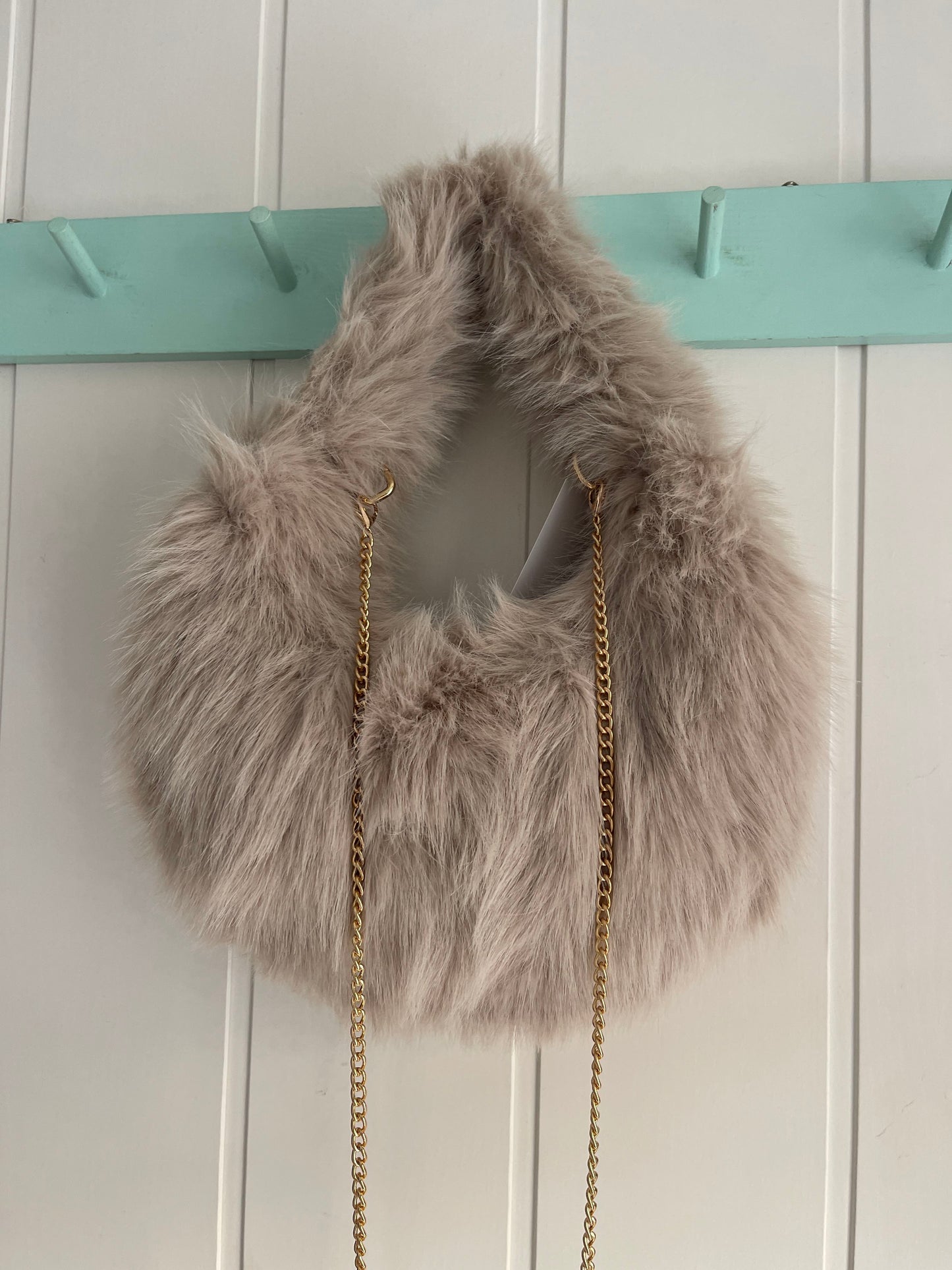 Bolso Fluffy mini beige - con cadena bandolera
