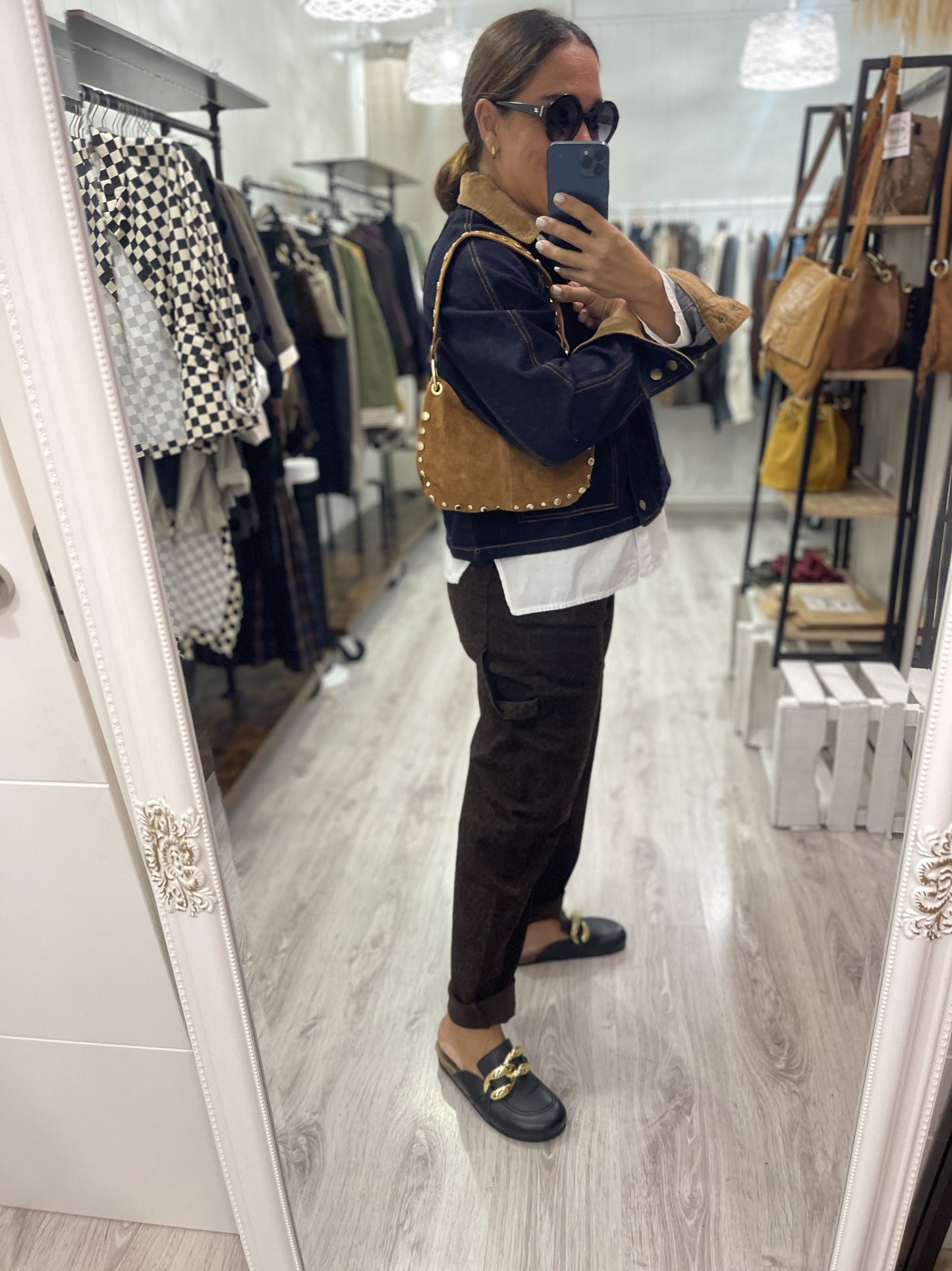 Bolso Hellen piel tachas de mano y bandolera camel
