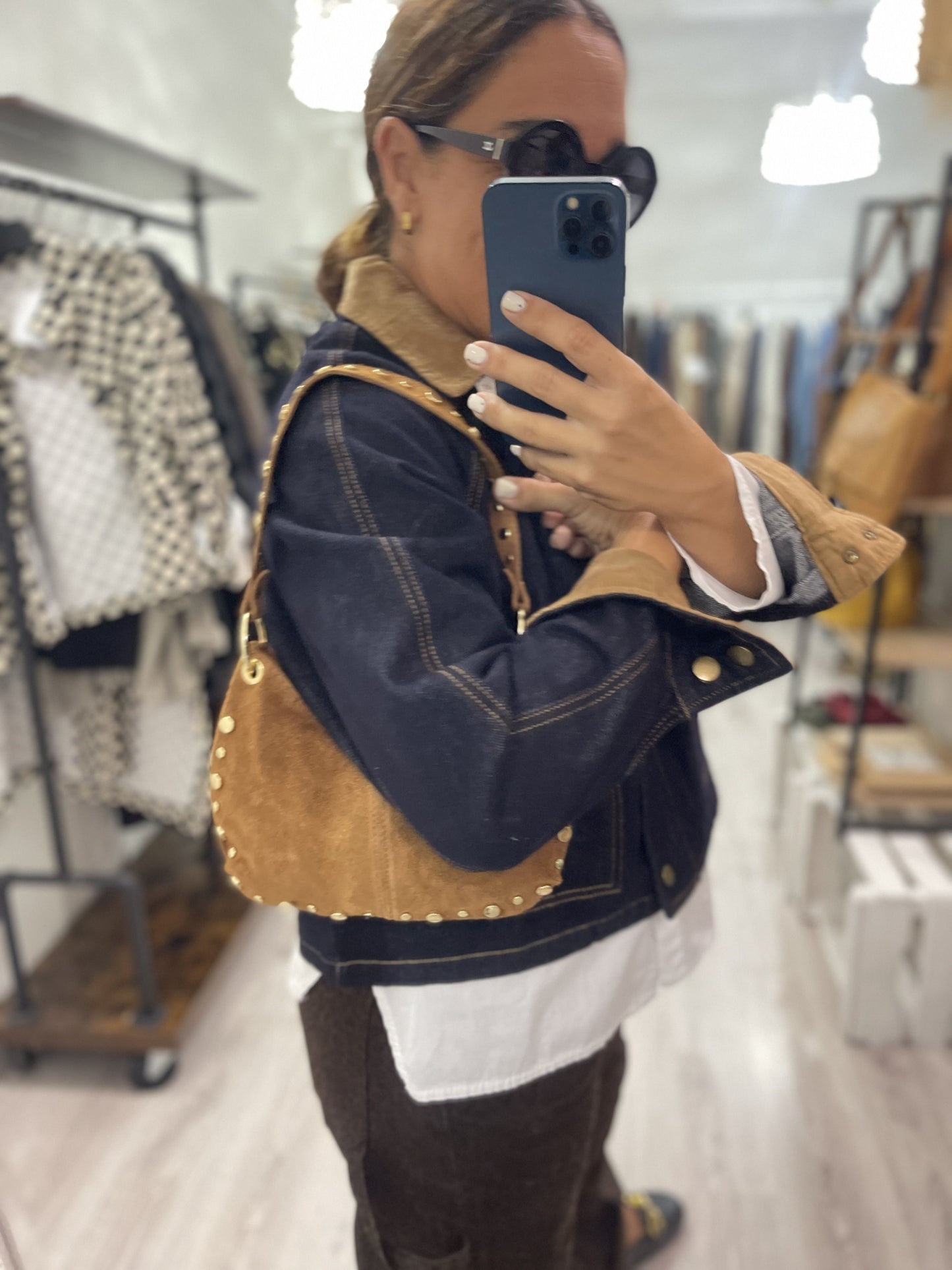 Bolso Hellen piel tachas de mano y bandolera camel