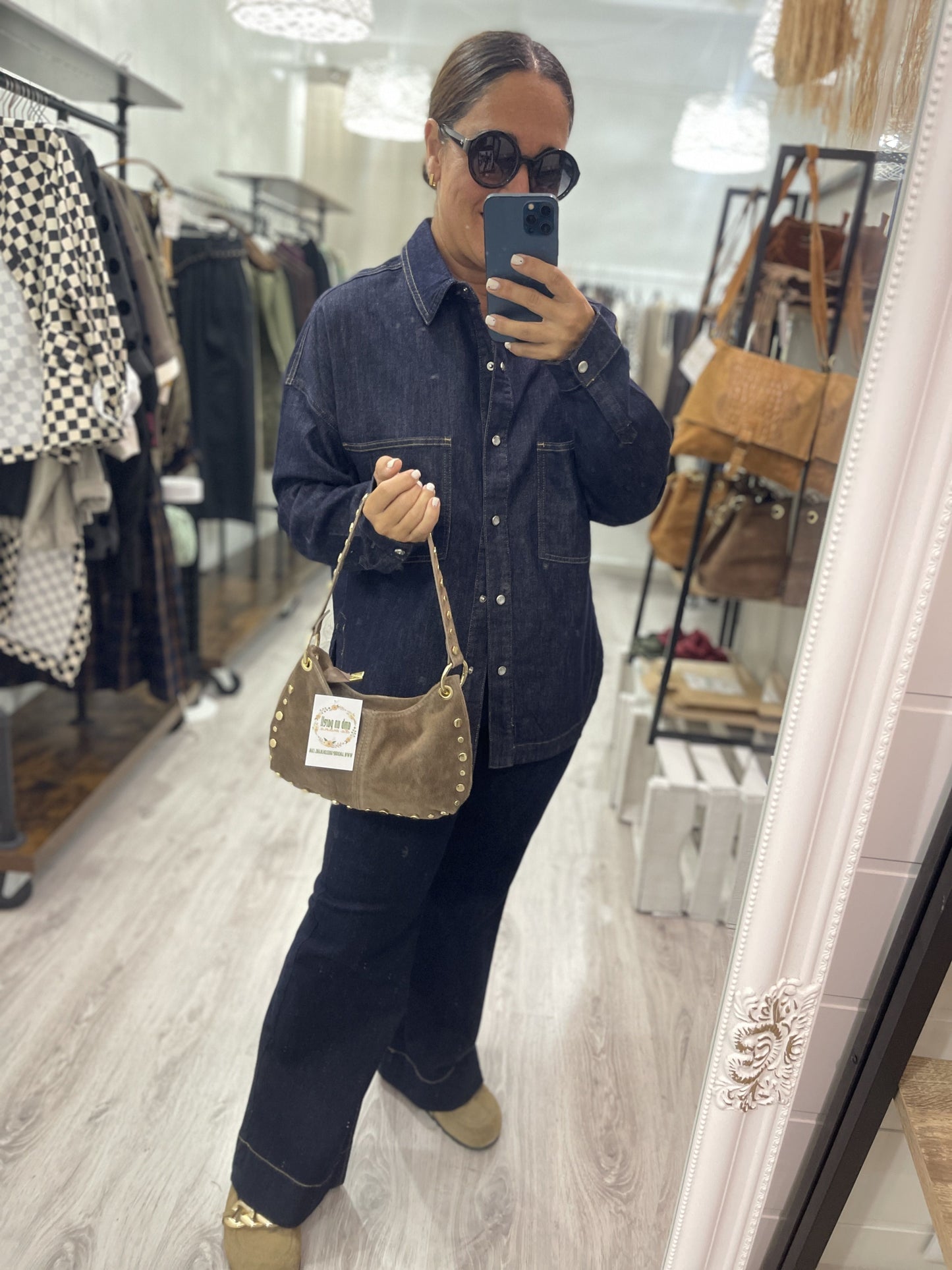 Bolso Hellen piel tachas de mano y bandolera taupe