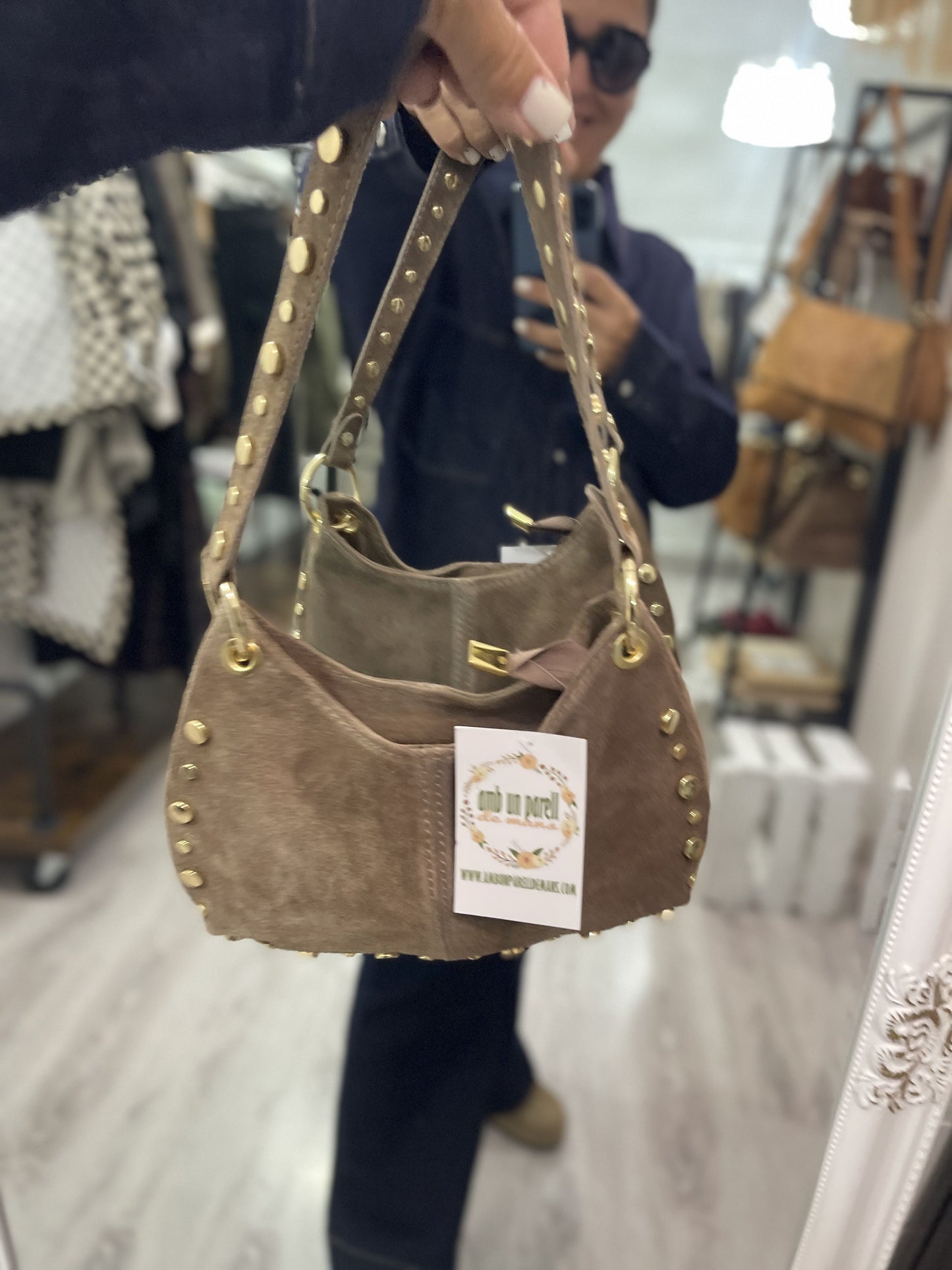 Bolso Hellen piel tachas de mano y bandolera taupe