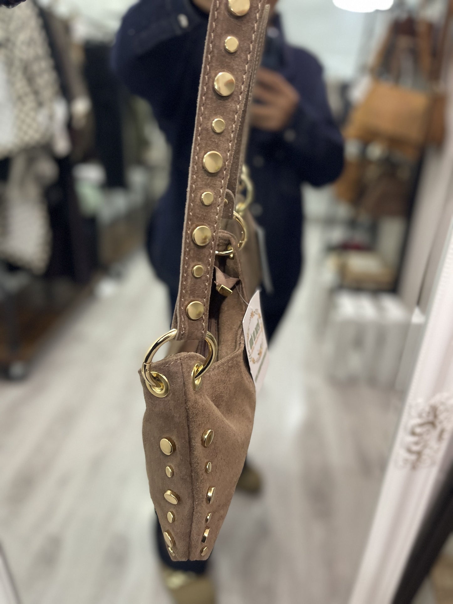 Bolso Hellen piel tachas de mano y bandolera taupe