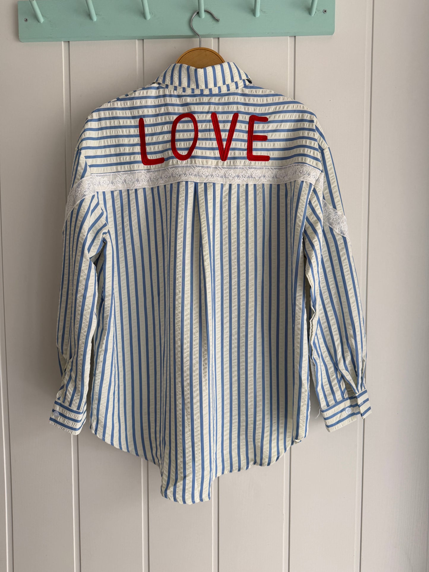 Camisa Love rayas azul cielo