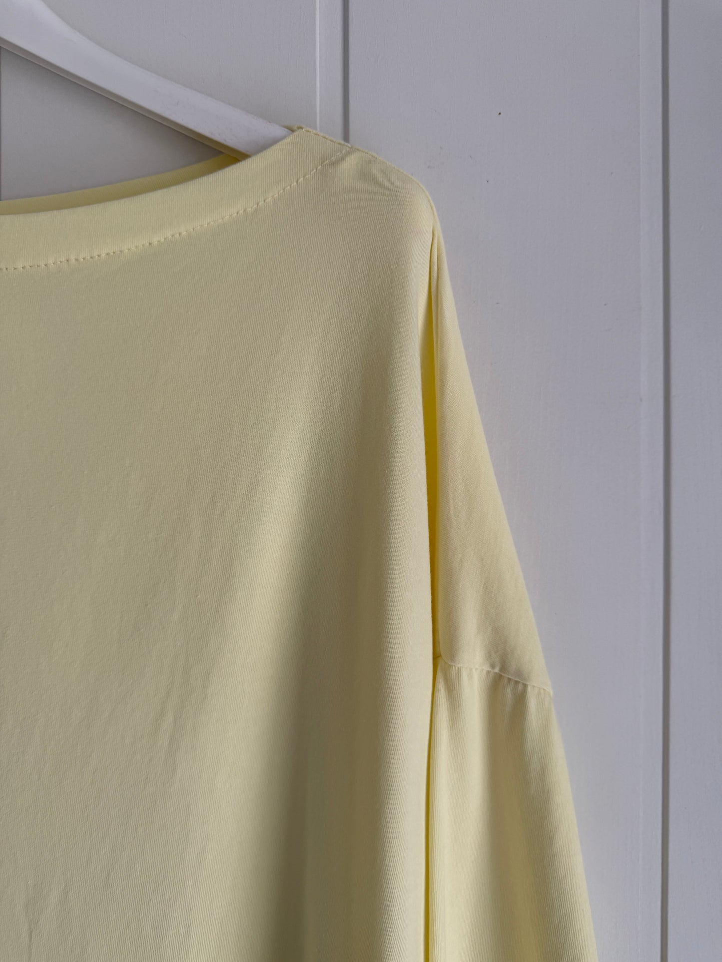 Camiseta Bardot cuello barco amarillo