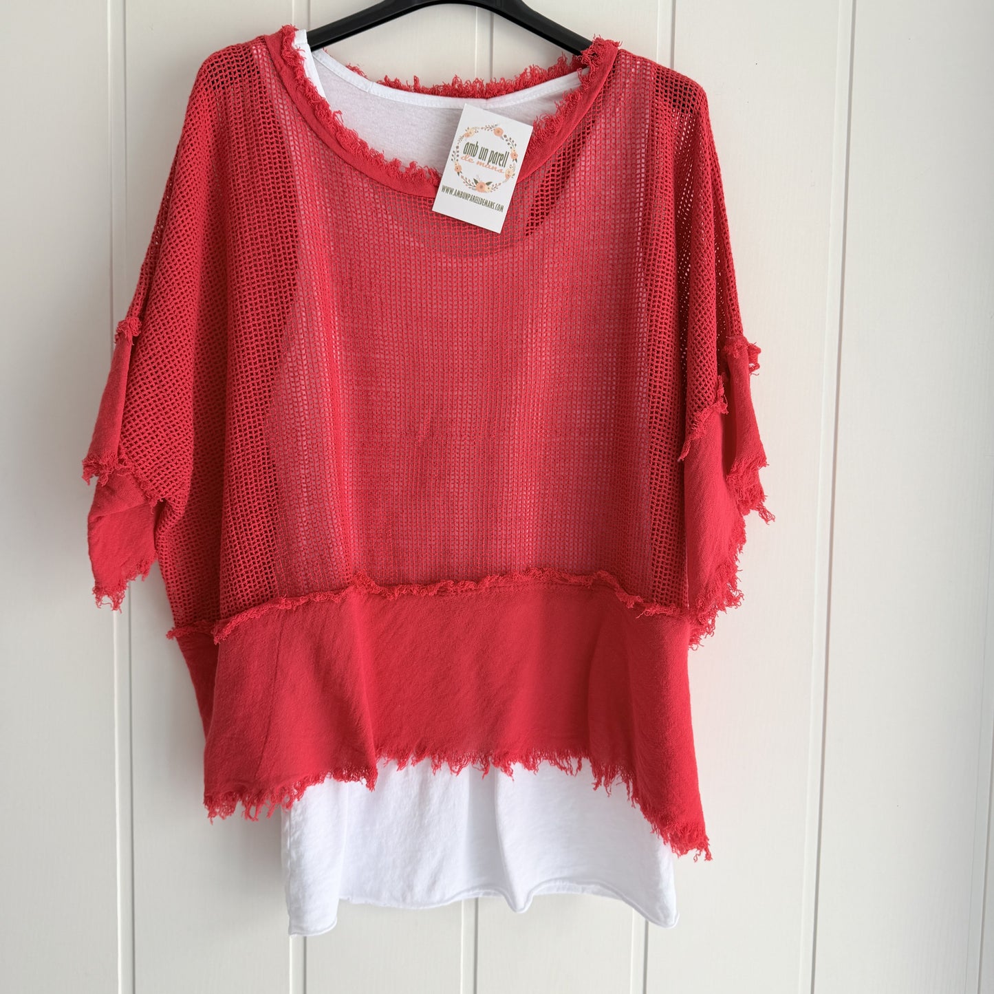Camiseta Rejilla doble rojo · incluye básica tirantes blanca