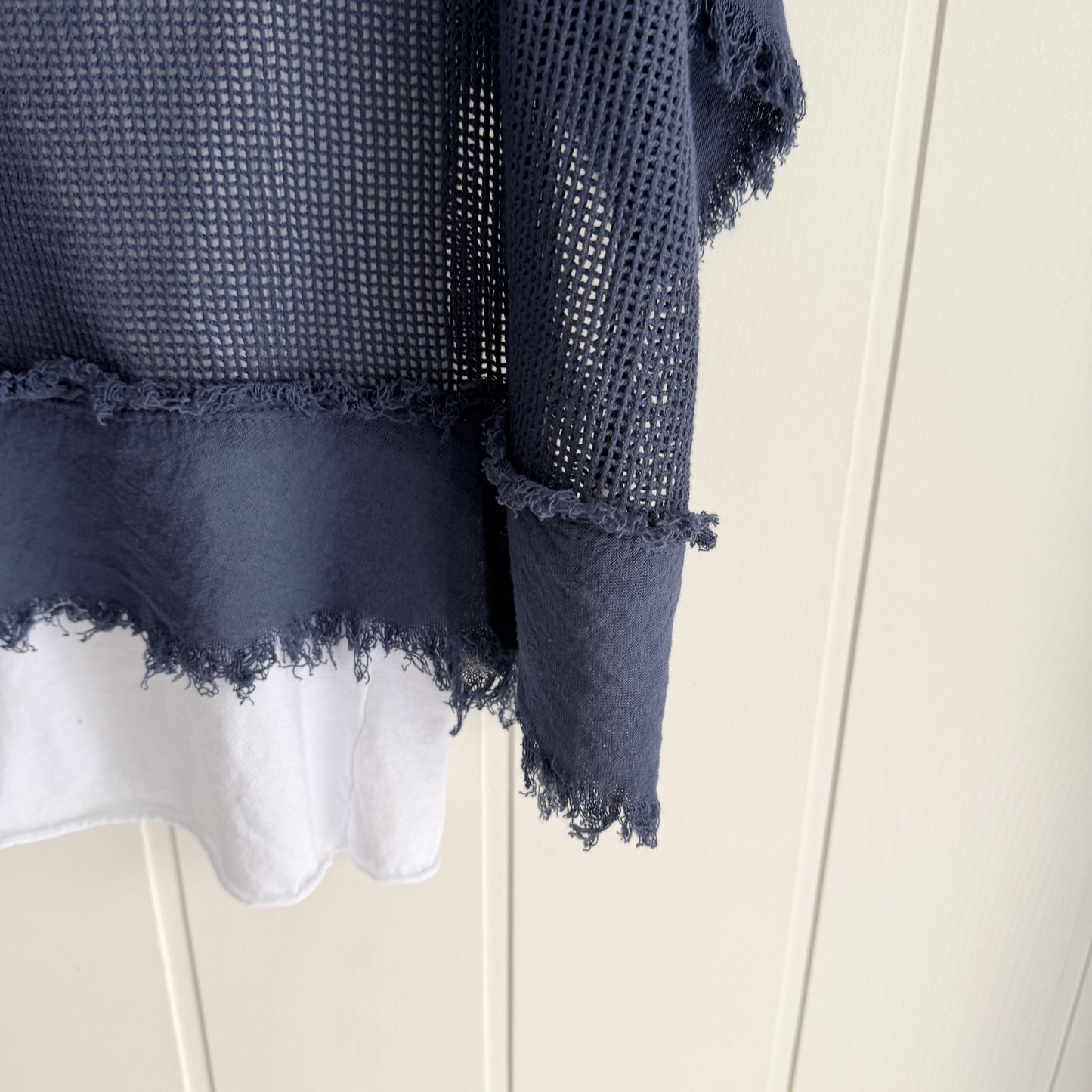 Camiseta Rejilla doble marino · incluye básica tirantes blanca