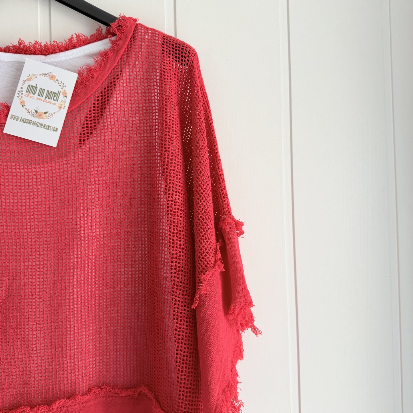 Camiseta Rejilla doble rojo · incluye básica tirantes blanca