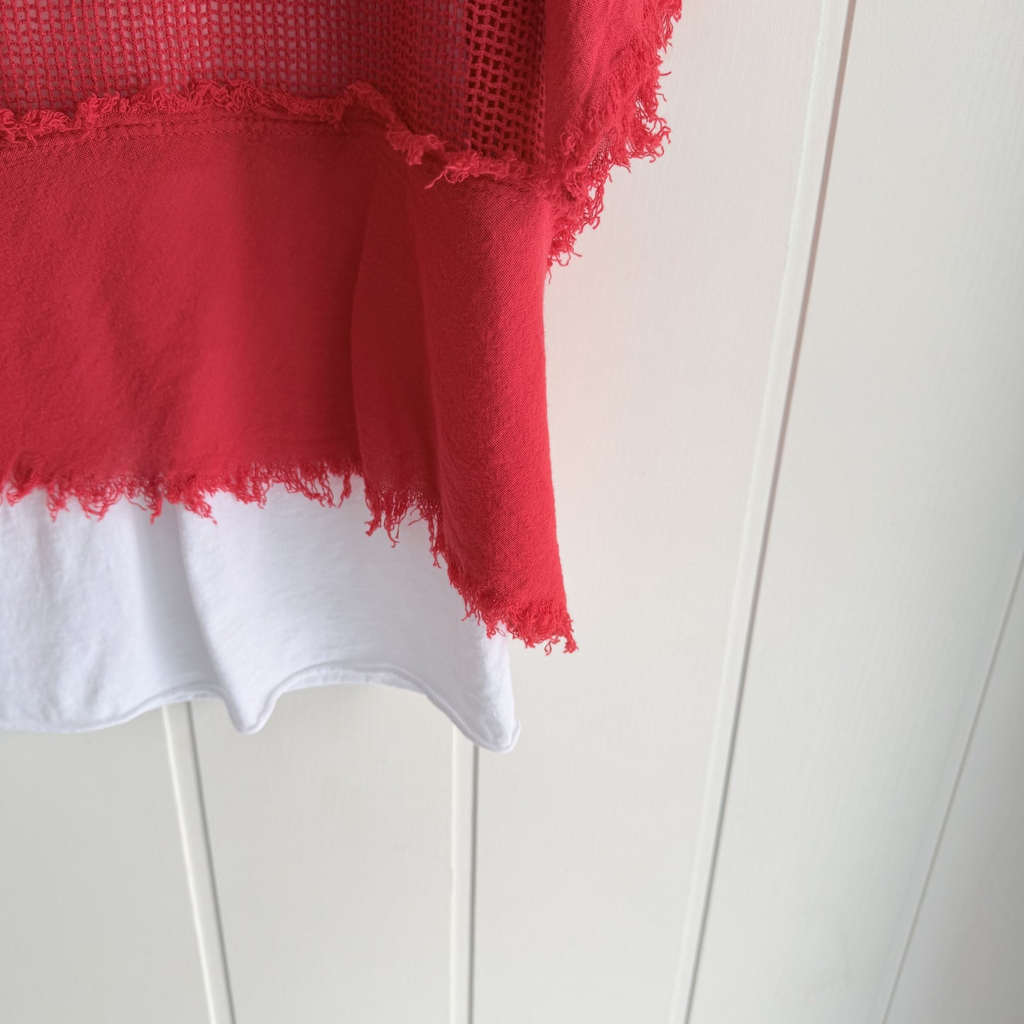 Camiseta Rejilla doble rojo · incluye básica tirantes blanca