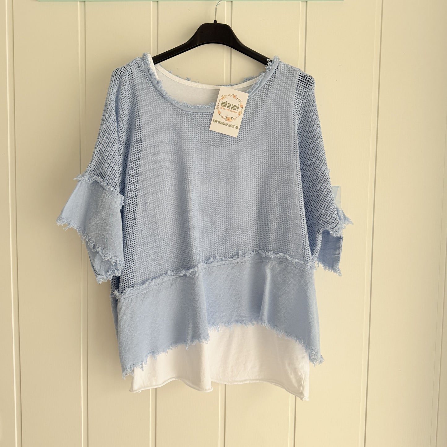 Camiseta Rejilla doble azul cielo · incluye básica tirantes blanca