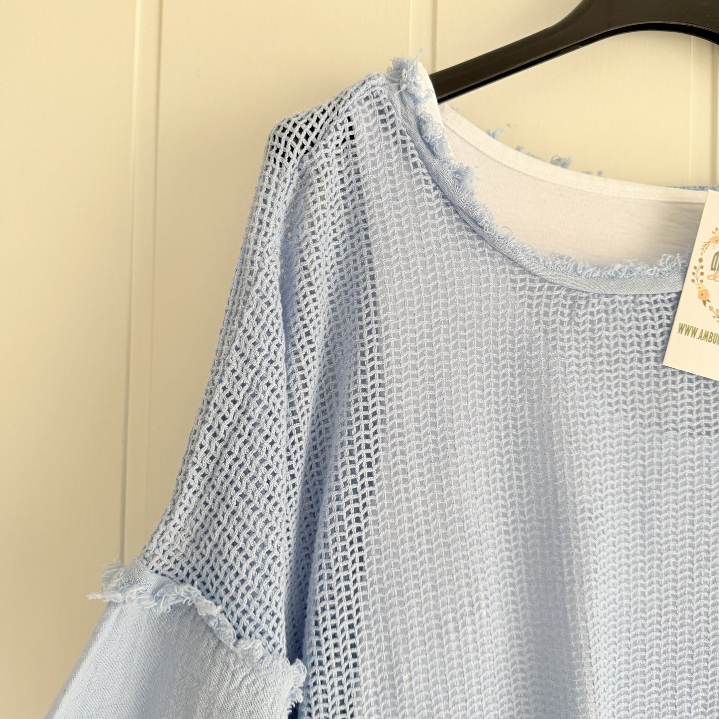 Camiseta Rejilla doble azul cielo · incluye básica tirantes blanca