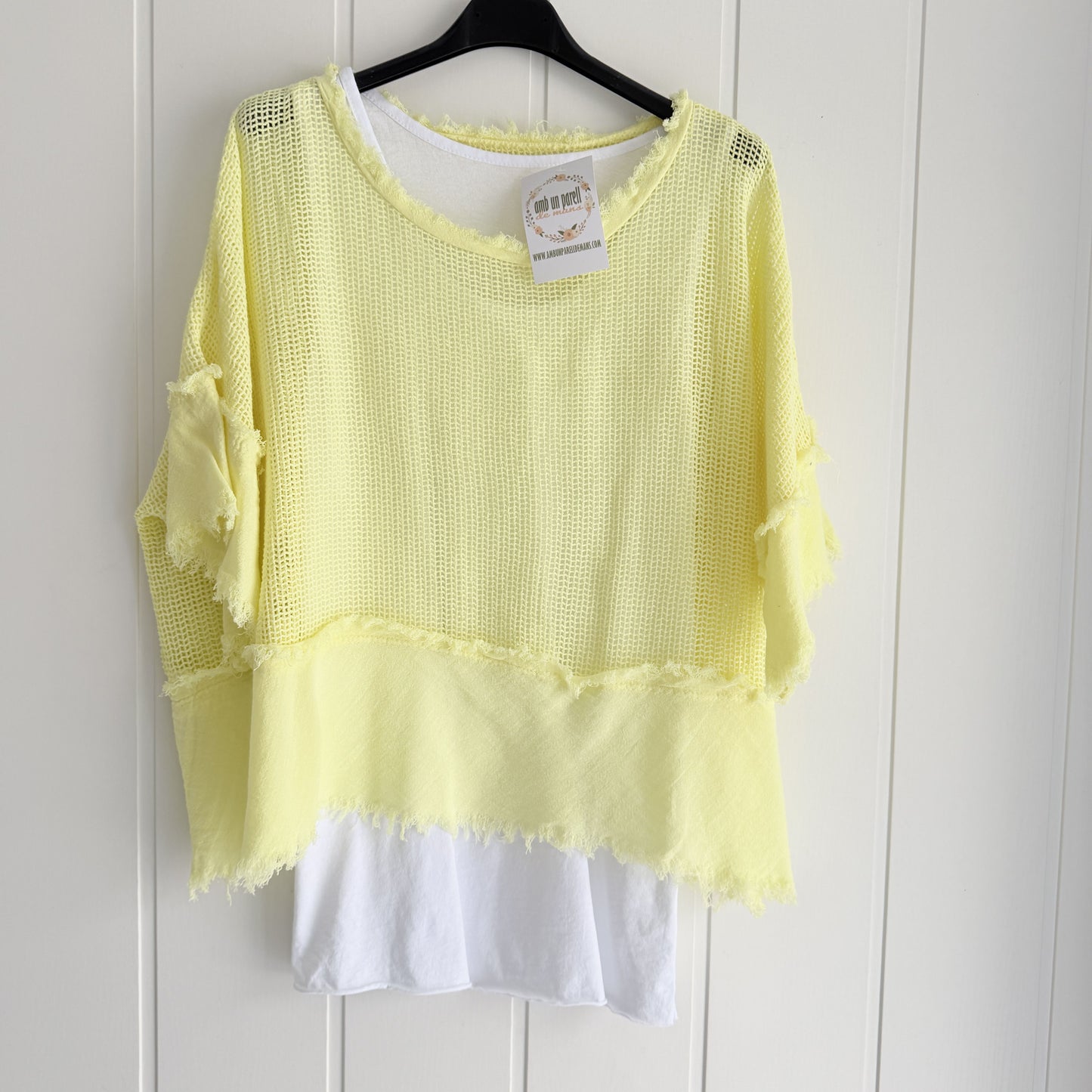 Camiseta Rejilla doble amarillo · incluye básica tirantes blanca