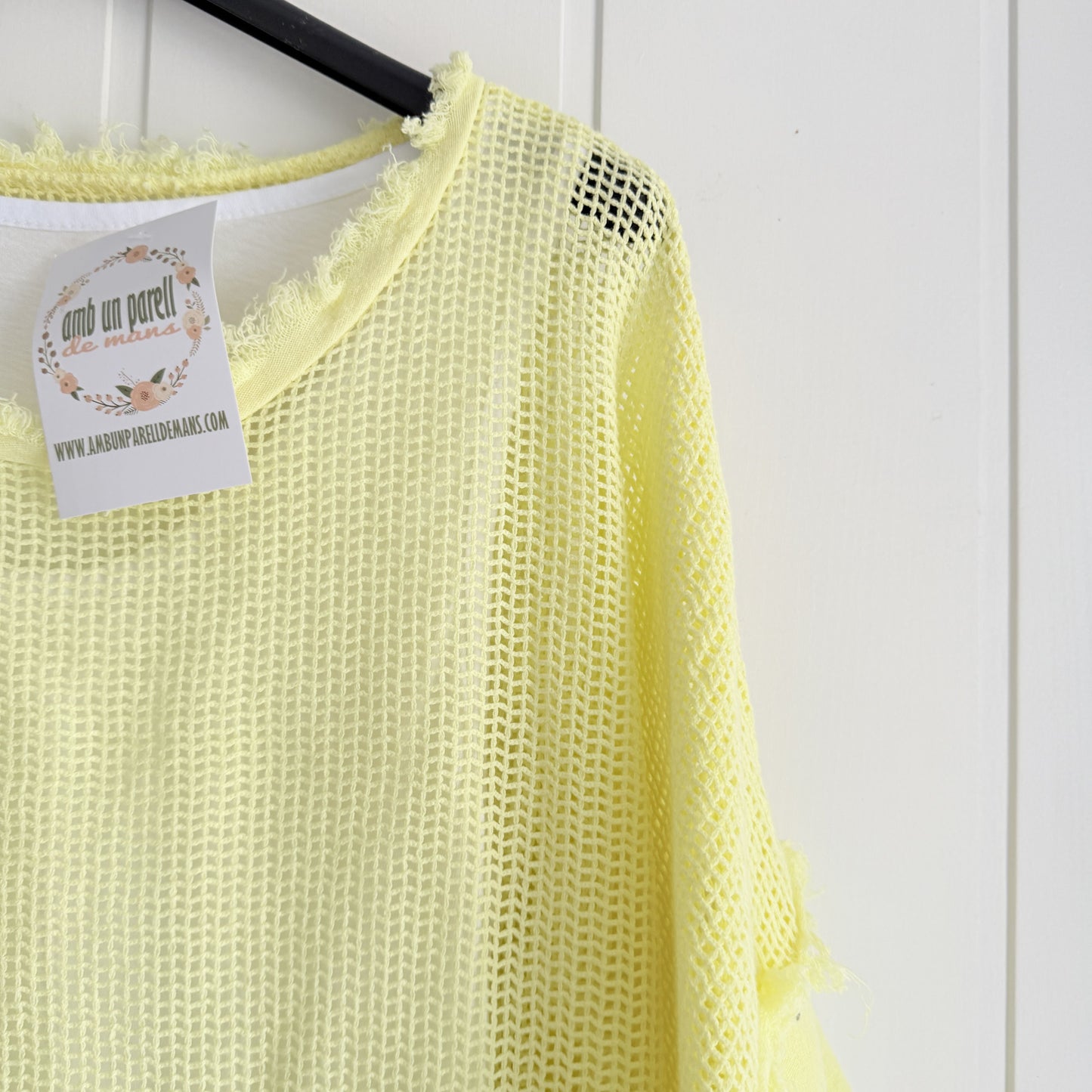 Camiseta Rejilla doble amarillo · incluye básica tirantes blanca