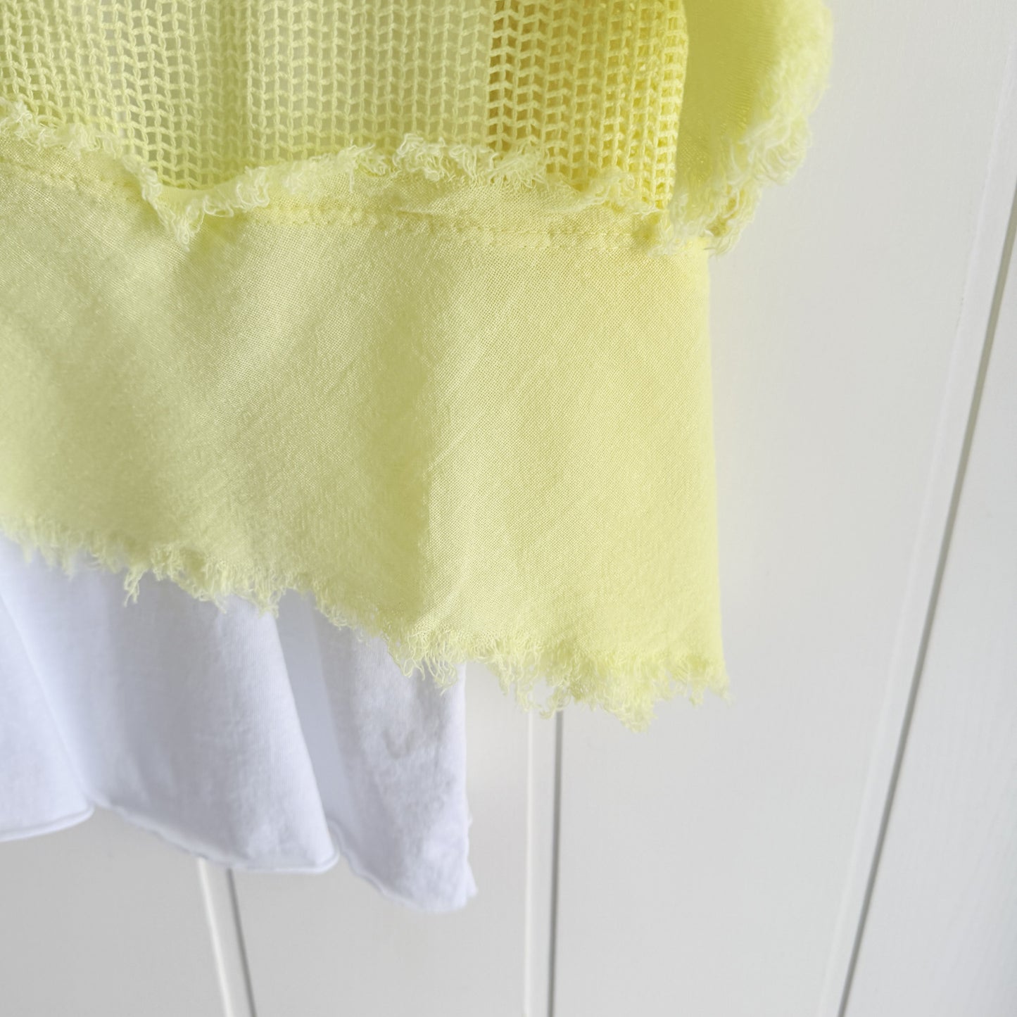 Camiseta Rejilla doble amarillo · incluye básica tirantes blanca