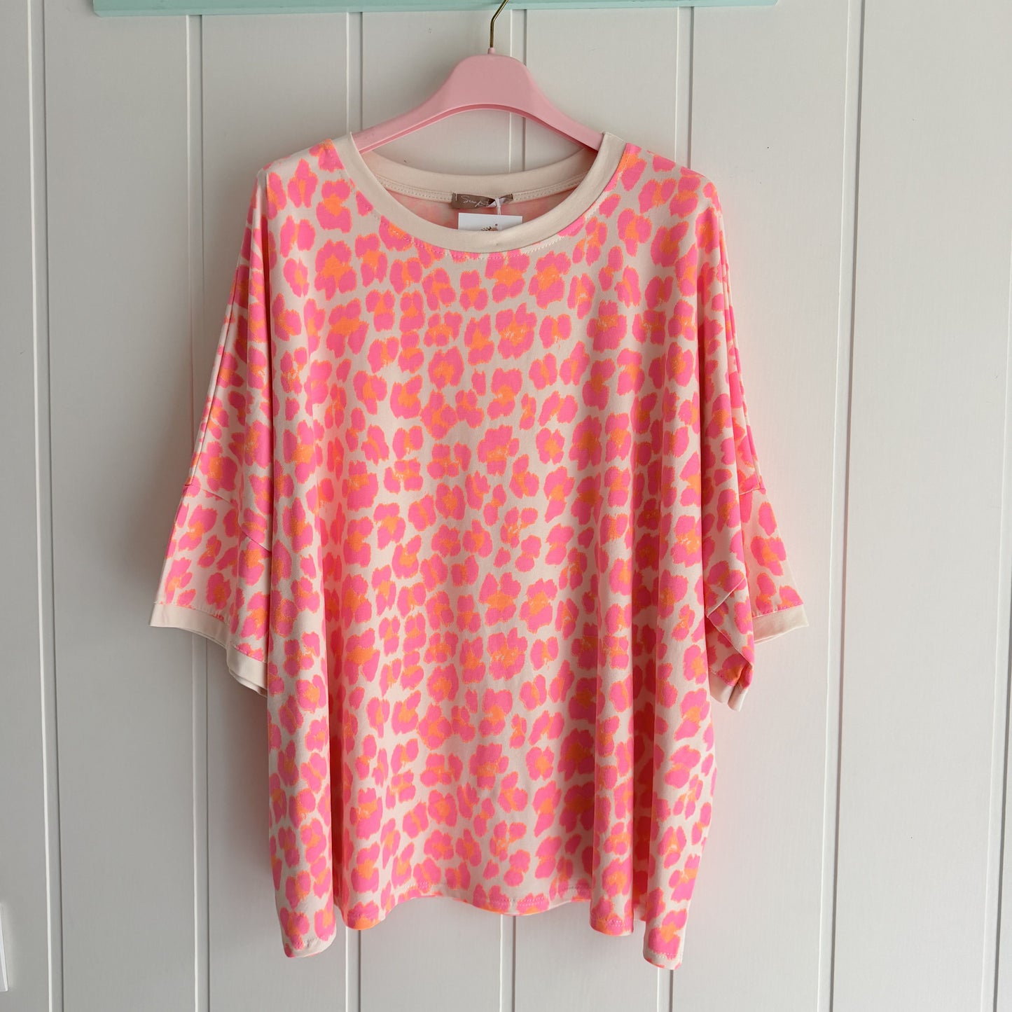 Camiseta Oversize animal print fucsia y naranja