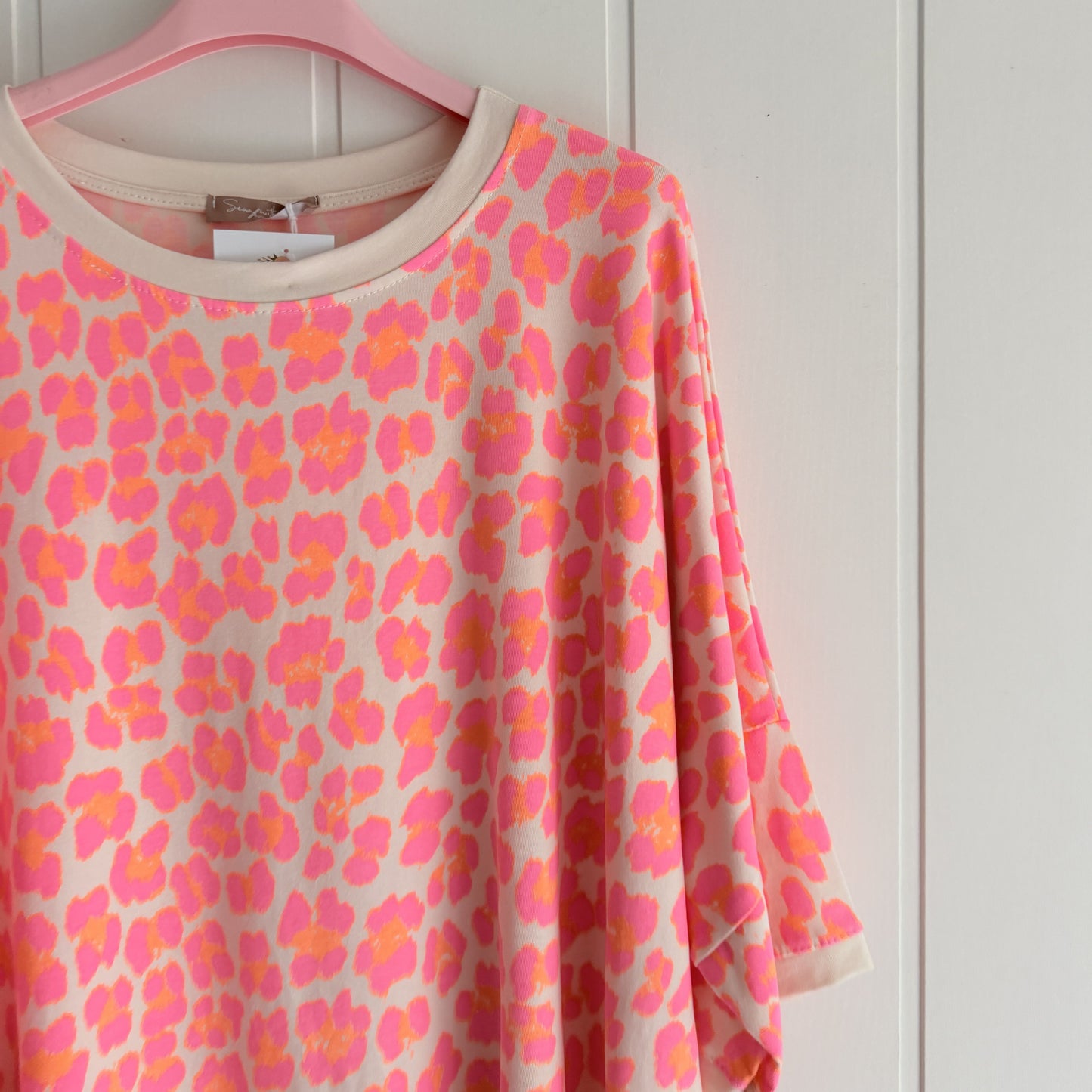 Camiseta Oversize animal print fucsia y naranja