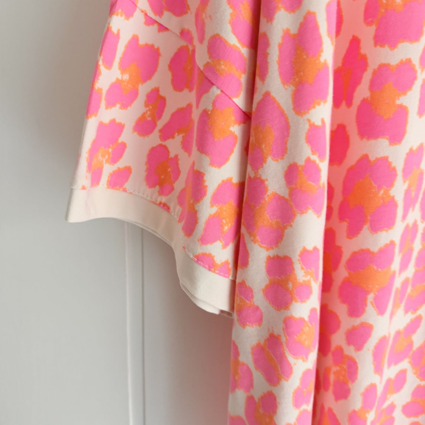 Camiseta Oversize animal print fucsia y naranja