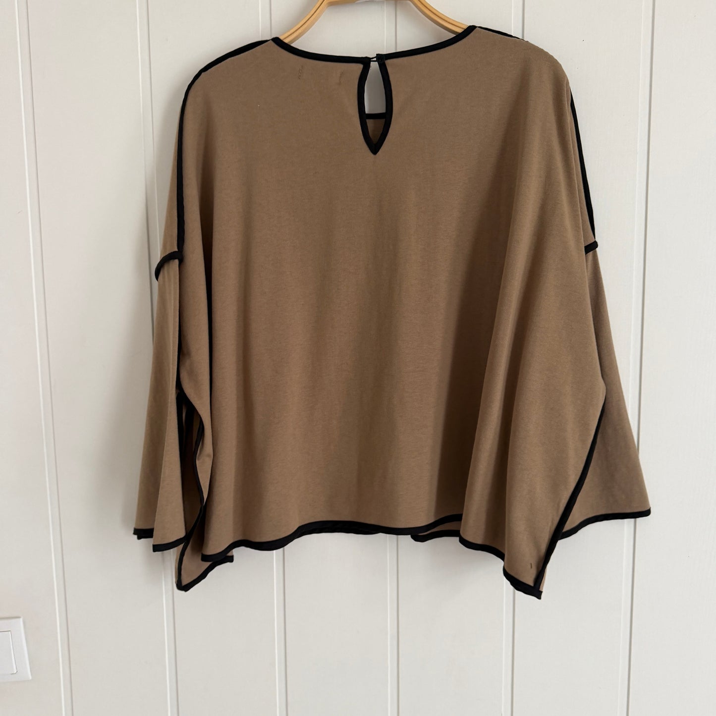 Camiseta Zuri camel