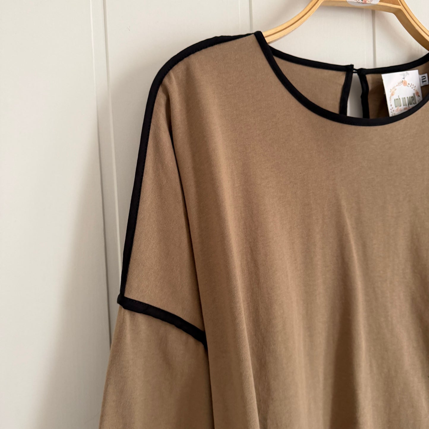 Camiseta Zuri camel