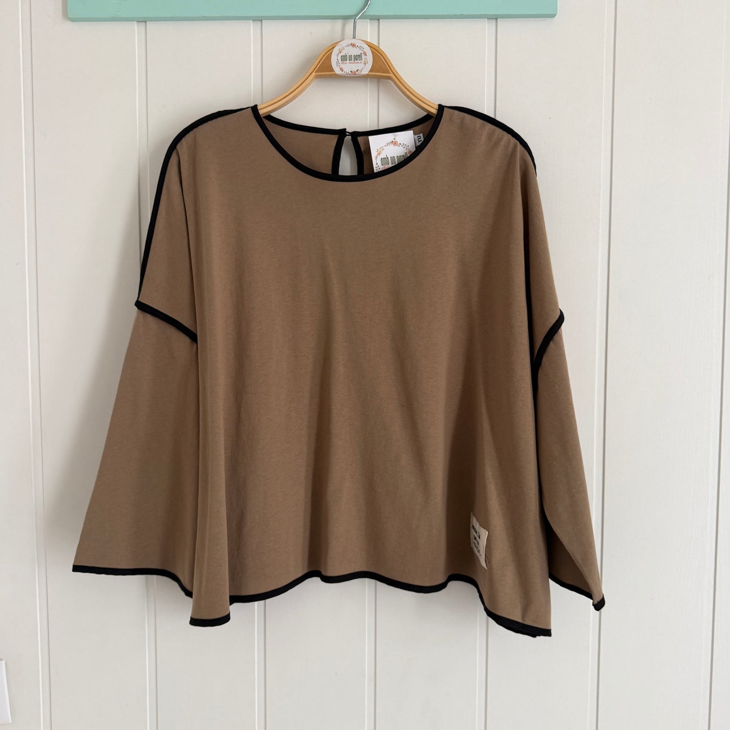 Camiseta Zuri camel