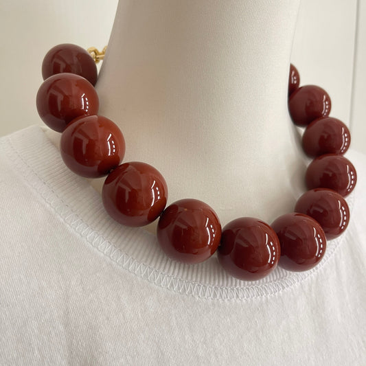Collar Bolas marrón