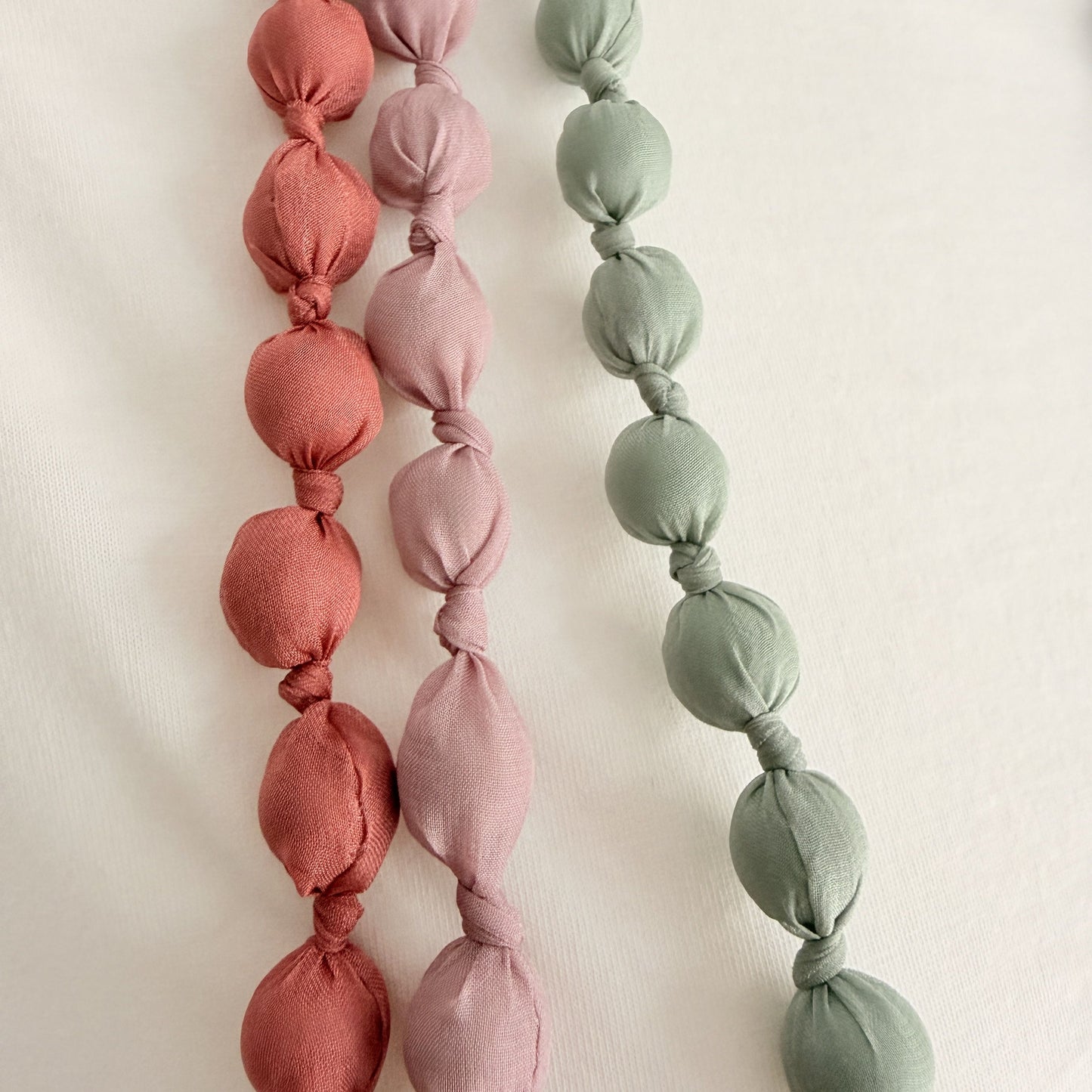 Maxi collar bolas seda mint