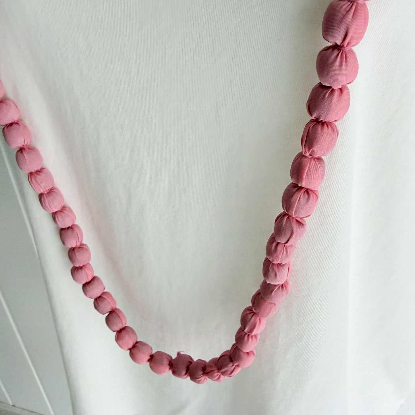 Maxi collar bolas seda rosa fucsia