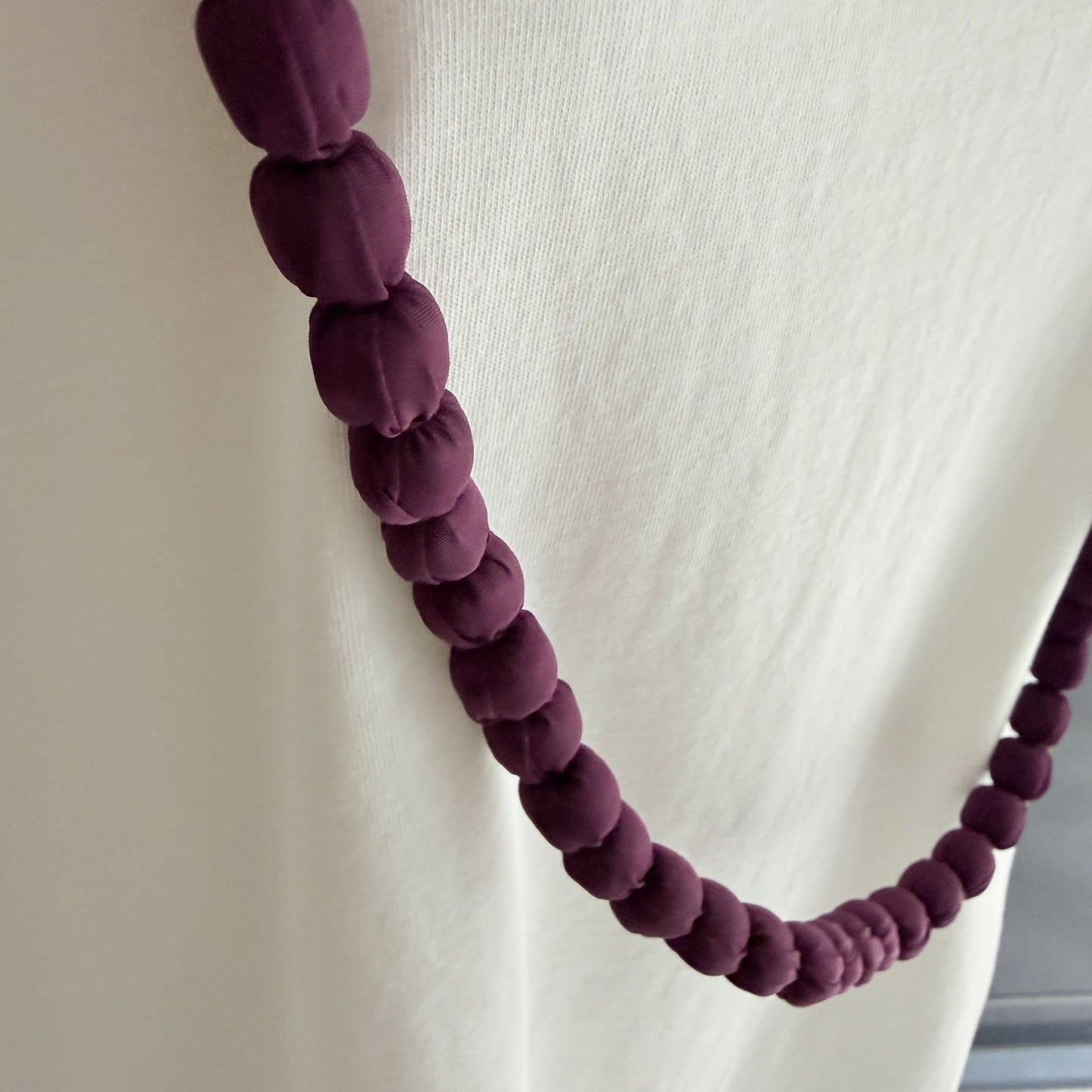 Maxi collar bolas seda berenjena