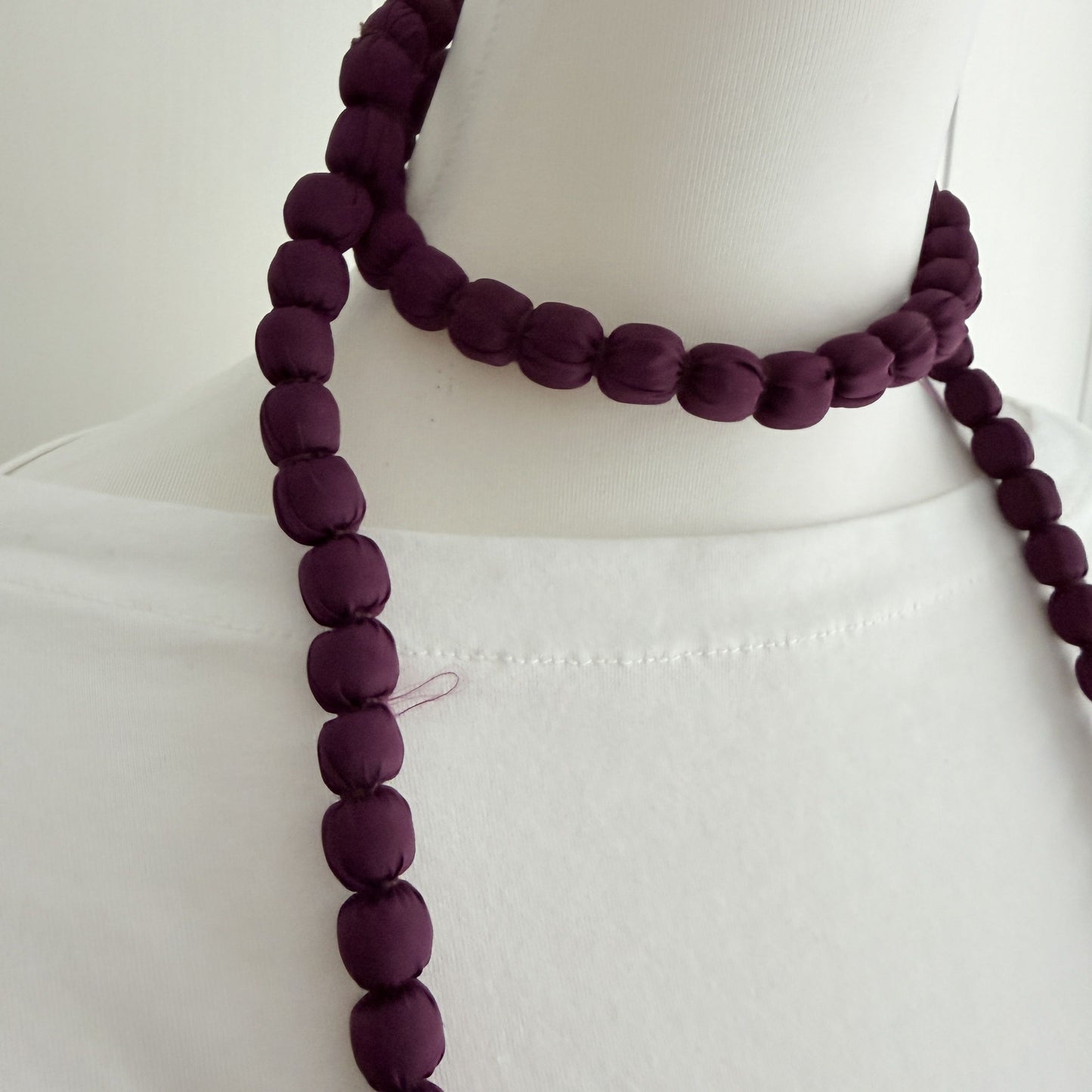 Maxi collar bolas seda berenjena