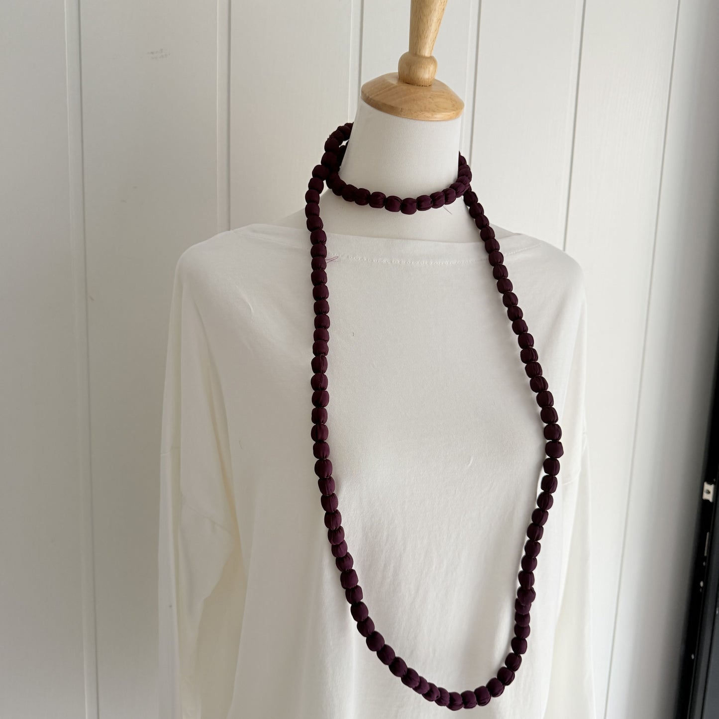 Maxi collar bolas seda berenjena