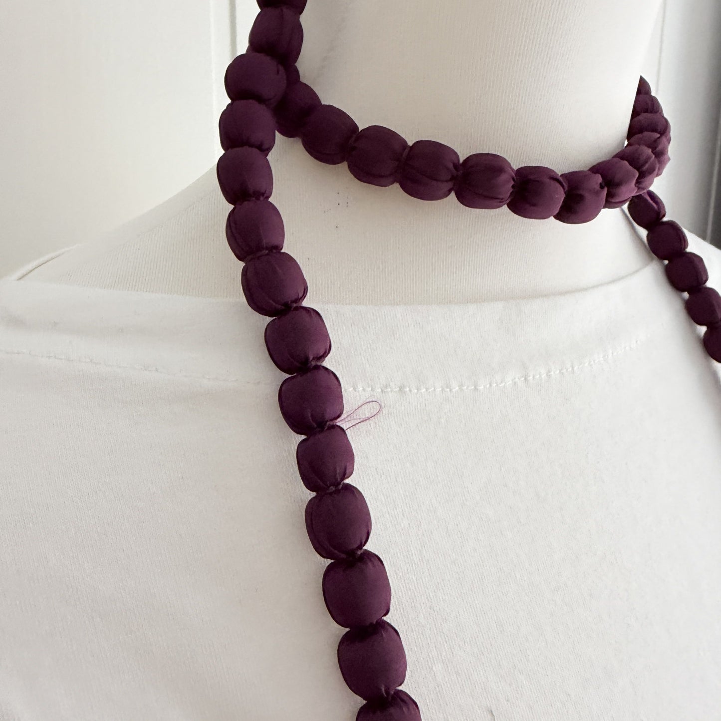 Maxi collar bolas seda berenjena