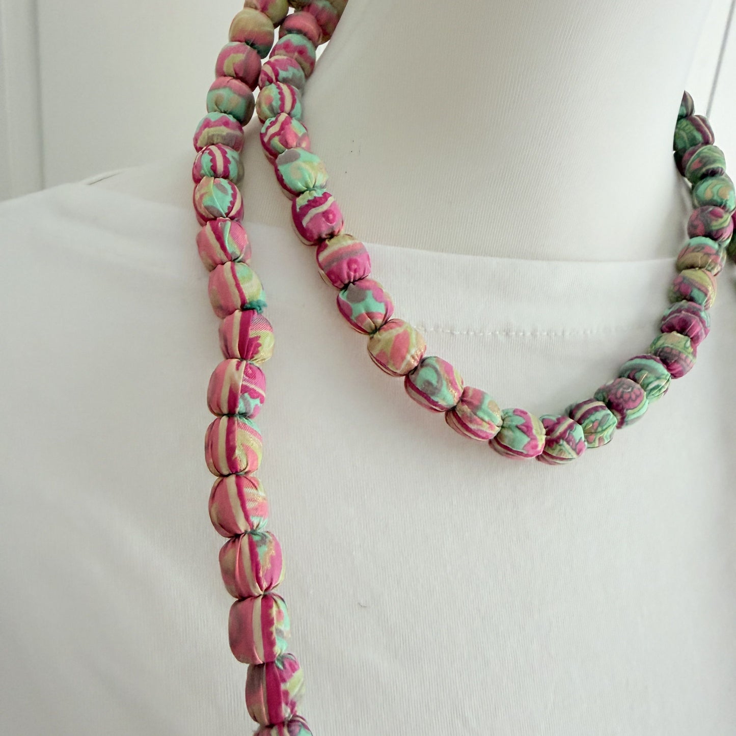 Maxi collar bolas seda estampado rosa y mint