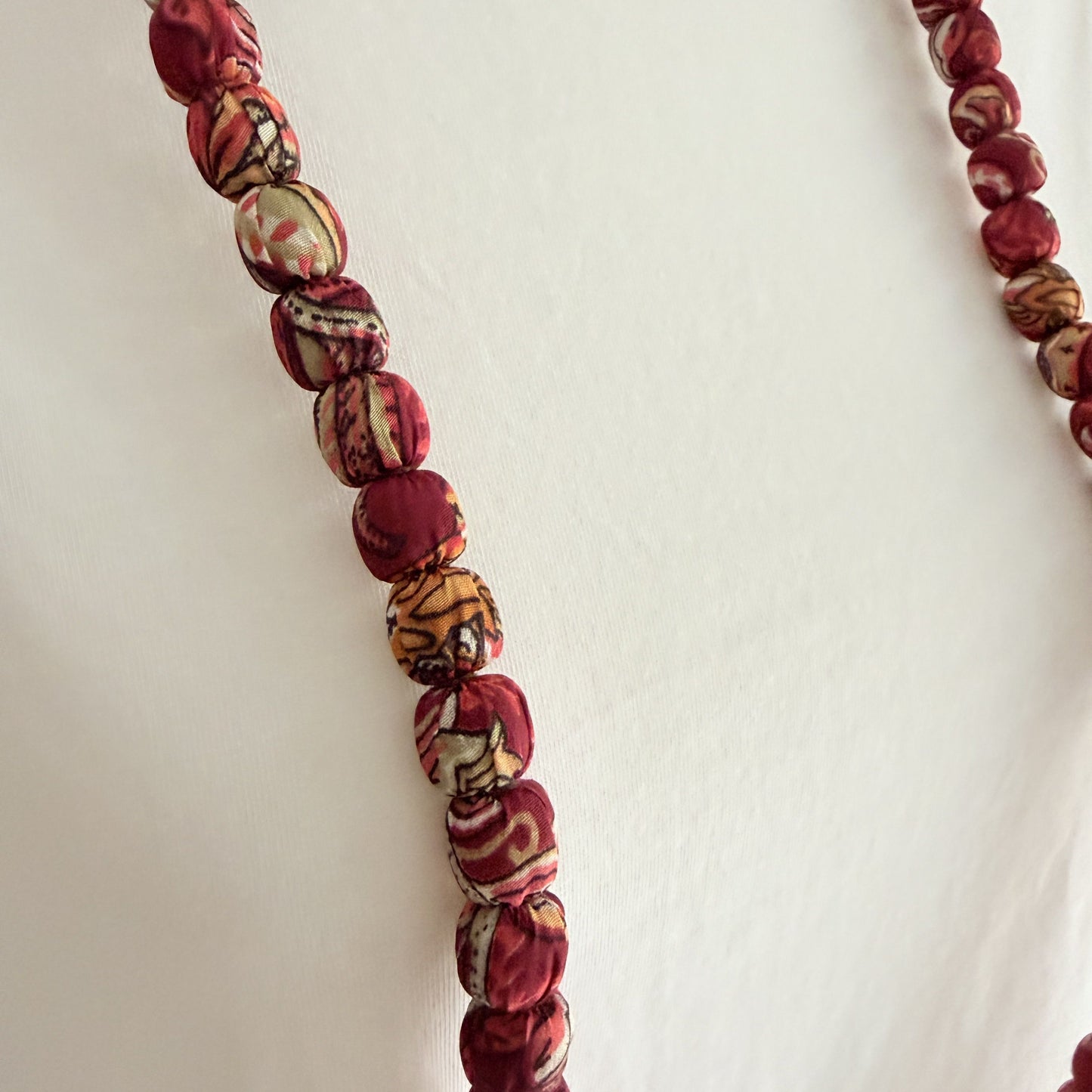 Maxi collar bolas seda estampado teja