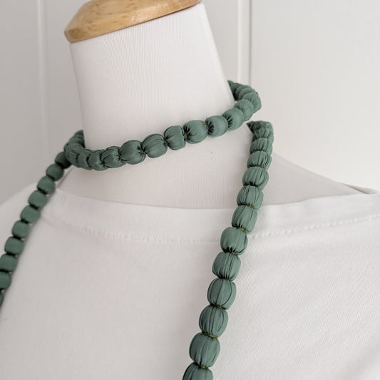 Maxi collar bolas seda verde