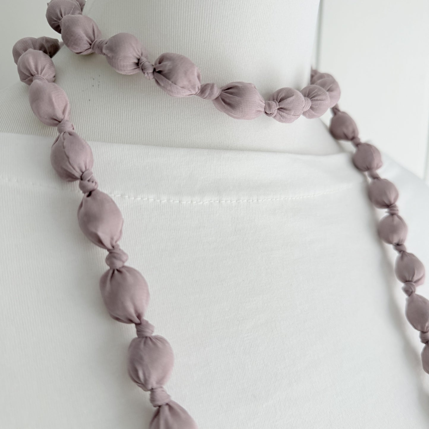 Maxi collar bolas seda rosa