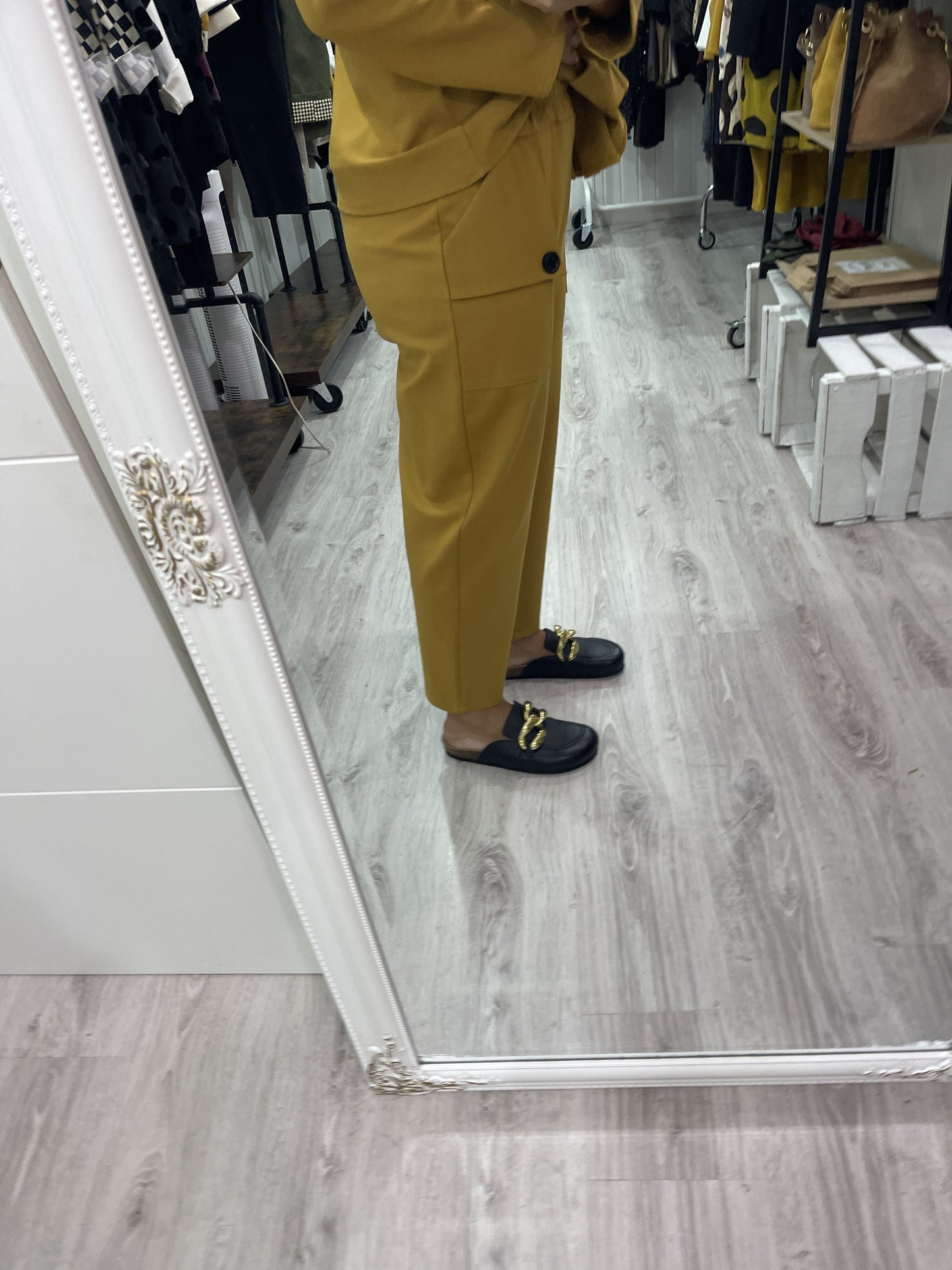 Pantalón Buttons punto roma mostaza