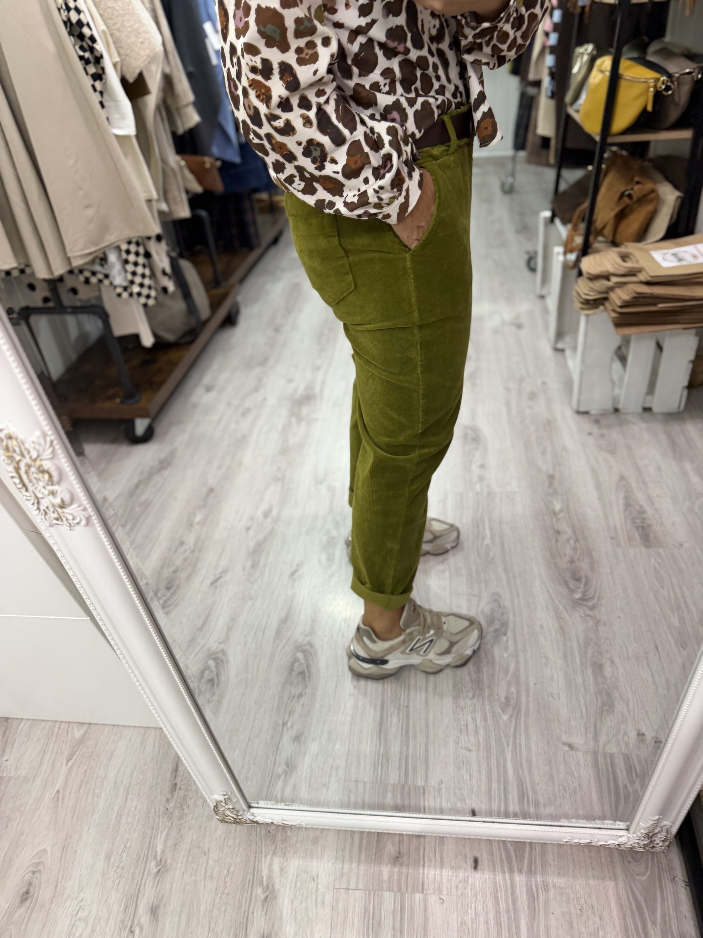 Pantalón Barrel pana pistacho