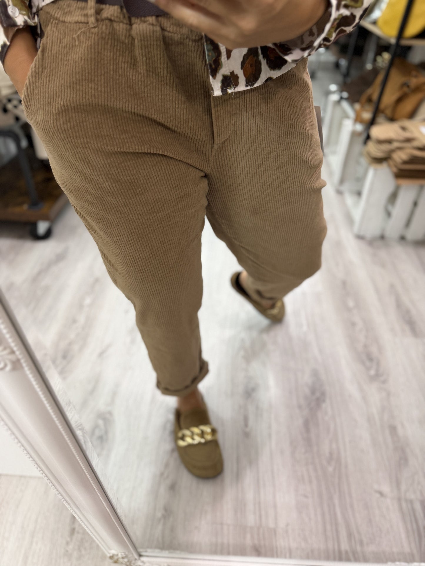 Pantalón Barrel pana camel